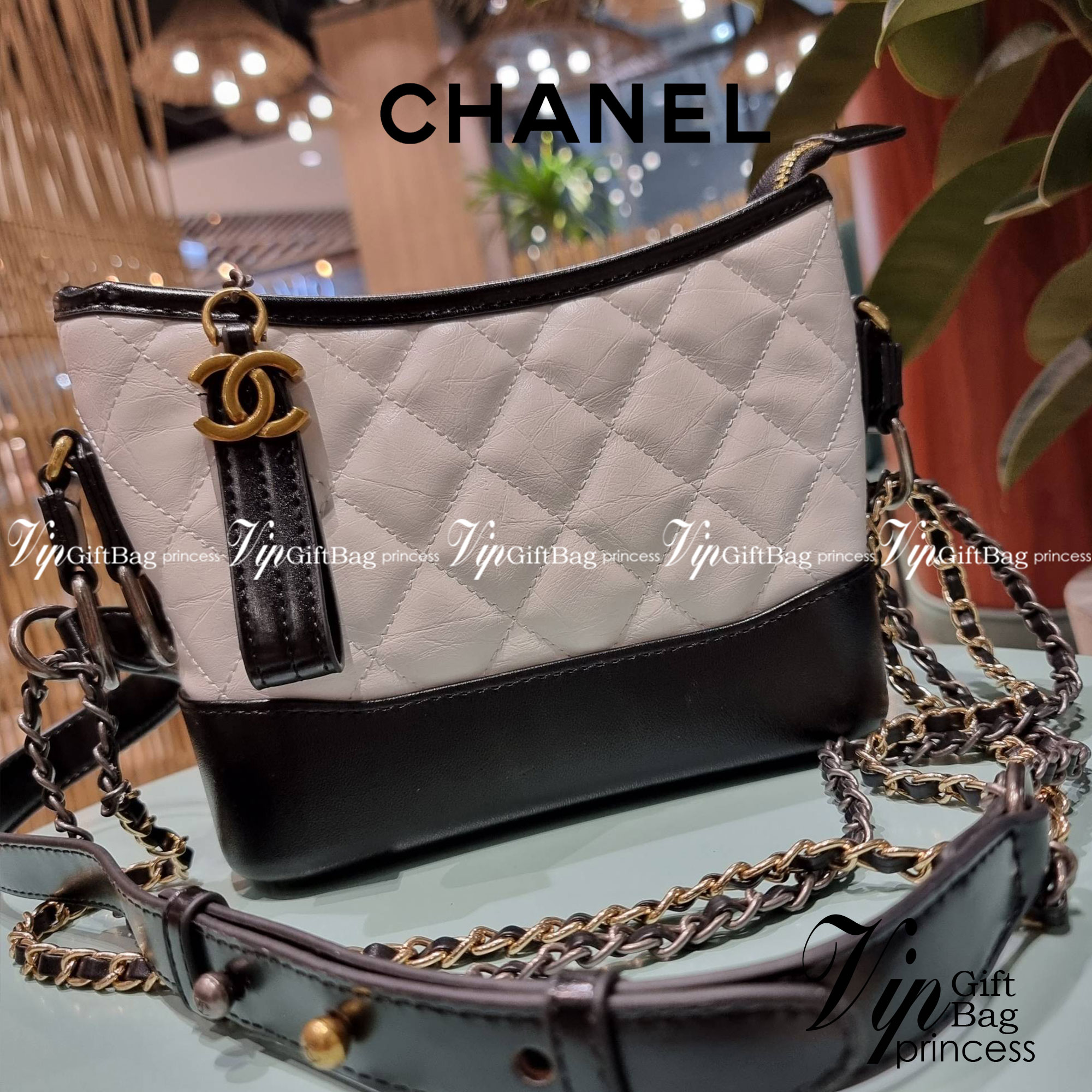 9" CHANEL SHOULDER BAG / CHANEL GABRIELLE HOBO BAG ไซส์คลาสสิค กระเป๋าสะพายข้าง/ไหล่ หนังแท้ นิ่ม หรู มาพร้อมพวงกุญแจสัญลักษณ์แบรนด์ อะไหล่พร้อมโซ่สะพายสีทองสลับสีเงินรมดำ สามารถสะพาย crossbody หรือสะพายไหล่ได้หมด สะพายแล้วขับผิวมากๆ เปิด-ปิดกระเป๋าด