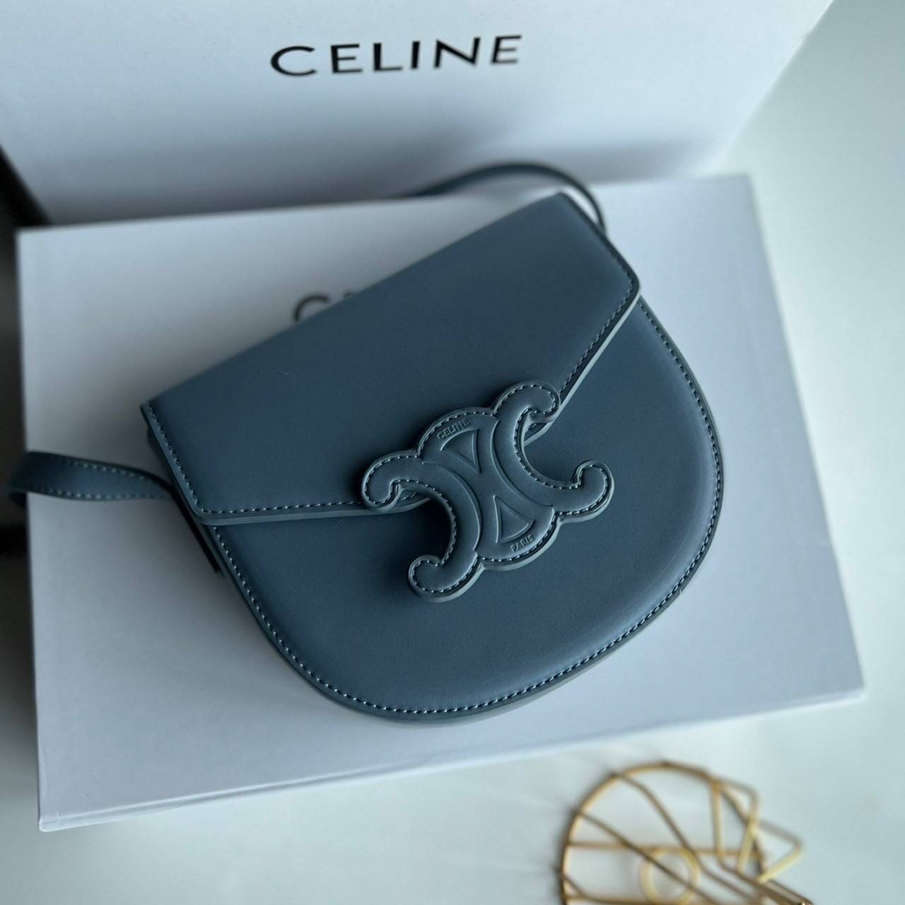 หนังแท้ CELINE BESACE cuir triomphe in Smooth calfskin / CELINE TRIOMPHE CLOSSBODY BAG หนังแท้ทั้งใบสวยหรู แบบใหม่ล่าสุด โลโก้หนังสมูทคลาสิก เหมาะกับสาวๆในวันที่อยากครอสบอดี้ชิลๆ ห้ามพลาดค่ะ!