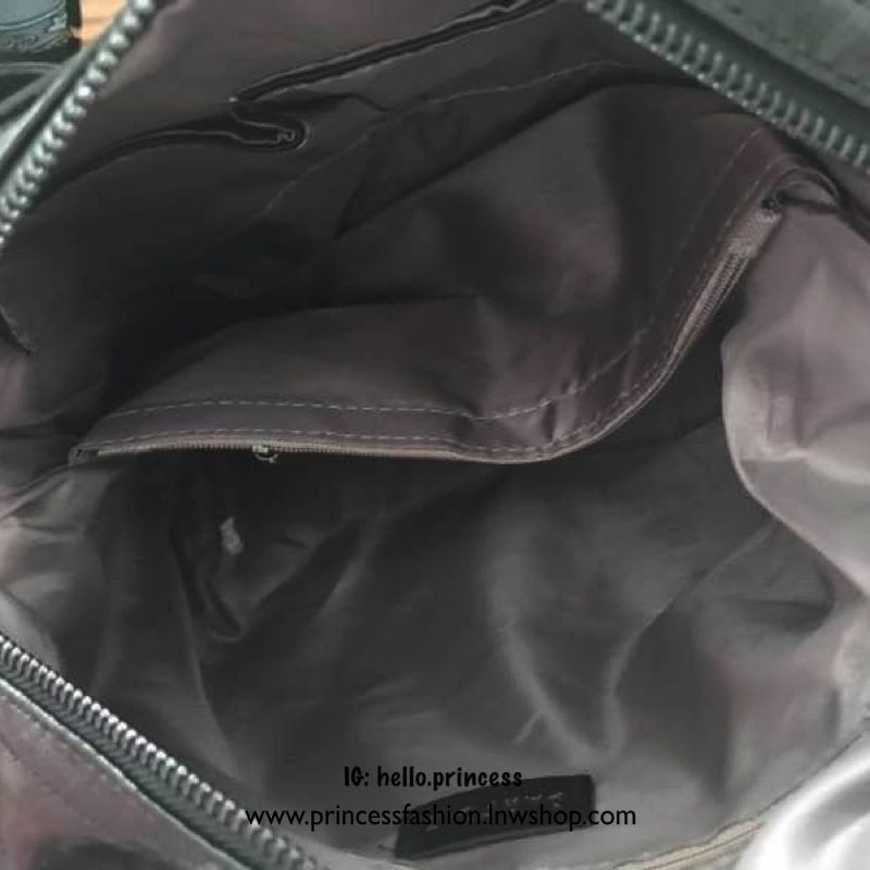 รุ่นขายดีเข้าเพิ่มค่า กระเป๋าทรงสวย จากแบรน Parfois ใช้ได้ทุกโอกาส ตัวกระเป๋า จุของคุ้ม น้ำหนักเบา หนังนิ่ม ขนาด 39x25x16 cm. สายยาว 40 cm. ปรับได้ ข้างละ 2 ทรงนี้ เป็นทรงที่ใช้งานง่าย ใช้ได้ทุกโอกาสจริงๆคะ ดีงามที่สุด ภายในกระเป๋า มีช่องแบ่งเก็บ ถึง 3 ช่