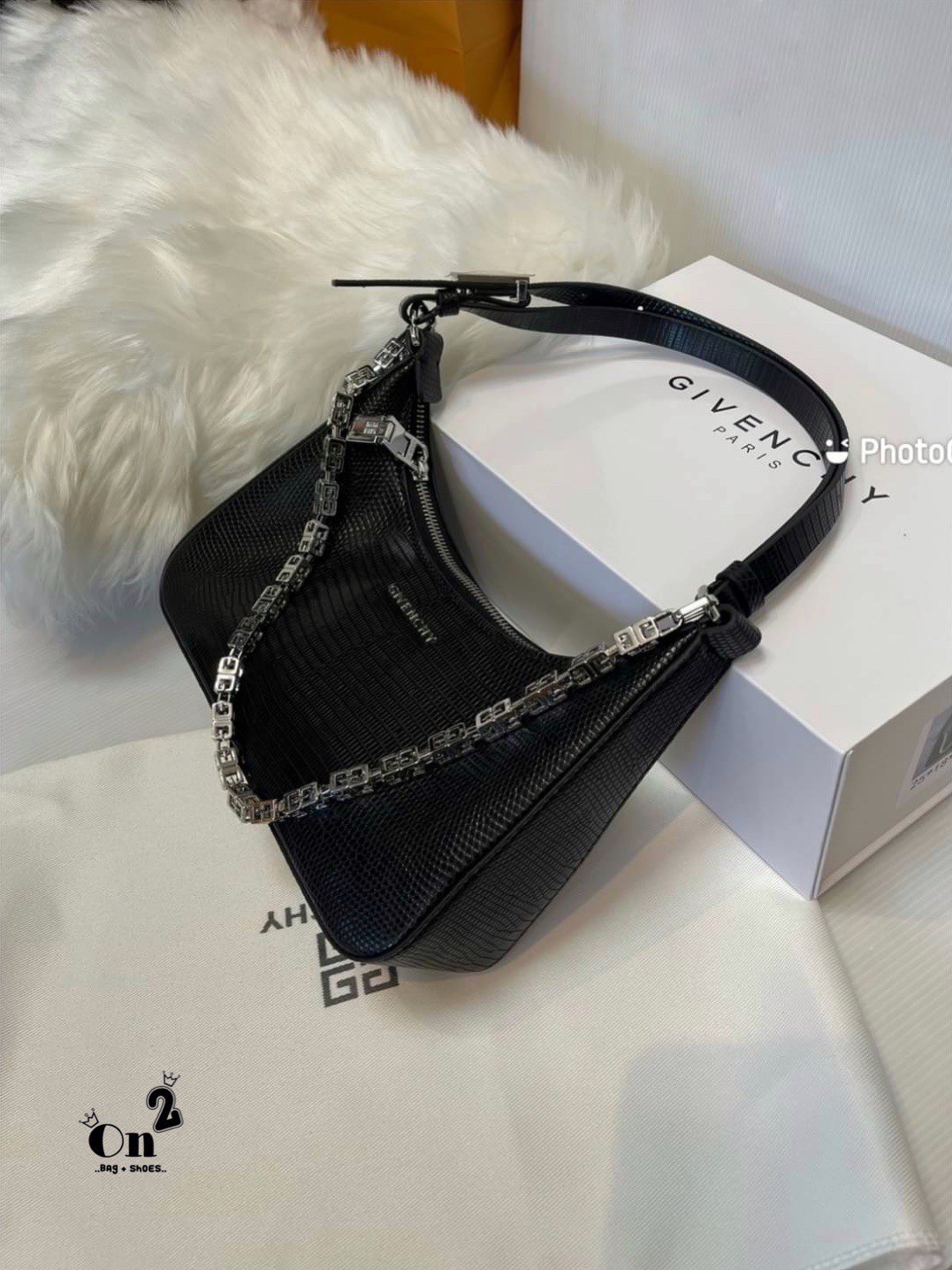 Givenchy Black Moon Cut Out Shoulder Bag พร้อมส่งที่ไทย กระเป๋าสะพายไหล่งานซิปใบเล็ก หน้าติดโลโก้แบรนด์มาพร้อมสายโซ่ งานสวยตามรูป อะไหล่เงิน สายสะพายปรับระดับได้ เกรดมิลเลอร์สวยหรู สาวๆ รีบจับจอง อย่าคิดนาน ราคานี้กับคุณภาพถือว่าคับแก้วมั๊กมากกกก ไม่ซื้อท