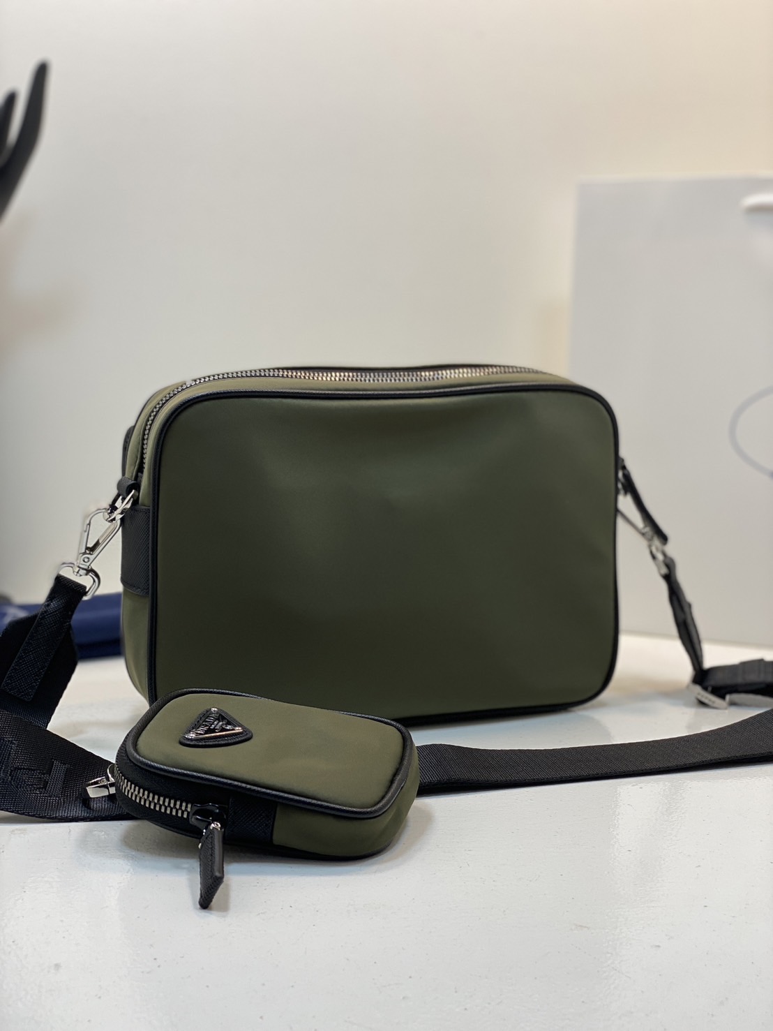 PRADA Re-Nylon and Saffiano leather shoulder bag / PRADA Messenger Bag กระเป๋าสะพายทรงเหลี่ยม คอมพลีทครีเอทลุคหล่อเท่ เกรดออริ 1:1 ใช้งานต่างประเทศได้