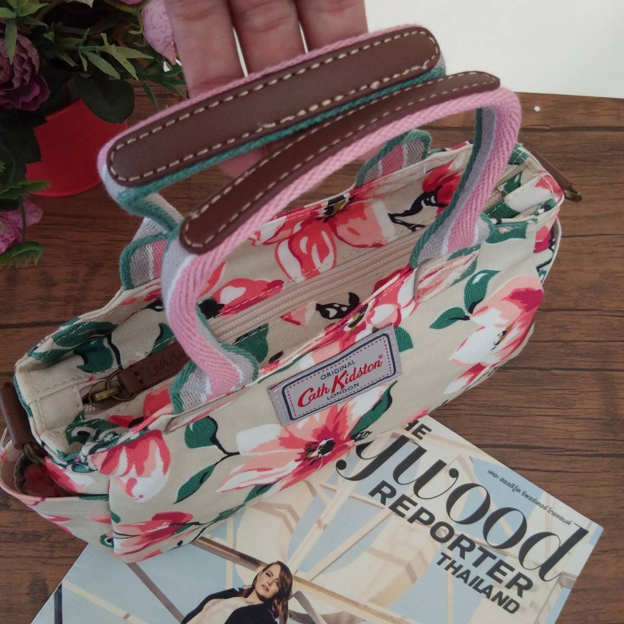 Cath Kidston กระเป๋าถือหรือสะพายข้างสไตล์วินเทจ น้ำหนักเบา เปิดปิดกระเป๋าด้วยซิป ด้านหน้าประดับโลโก้ Cath Kidston ด้านข้างมีช่องเล็กใส่ของ