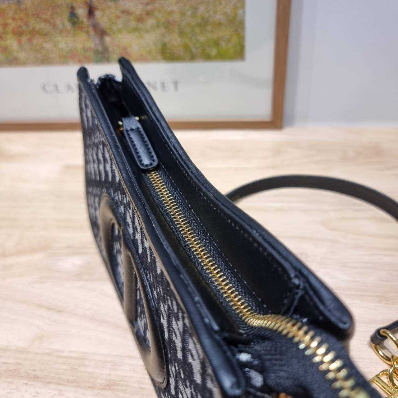 CD SIGNATURE HOBO MINI BAG กระเป๋าสะพายซิกเนเจอร์ โดดเด่นด้วยโลโก้เอกลักษณ์