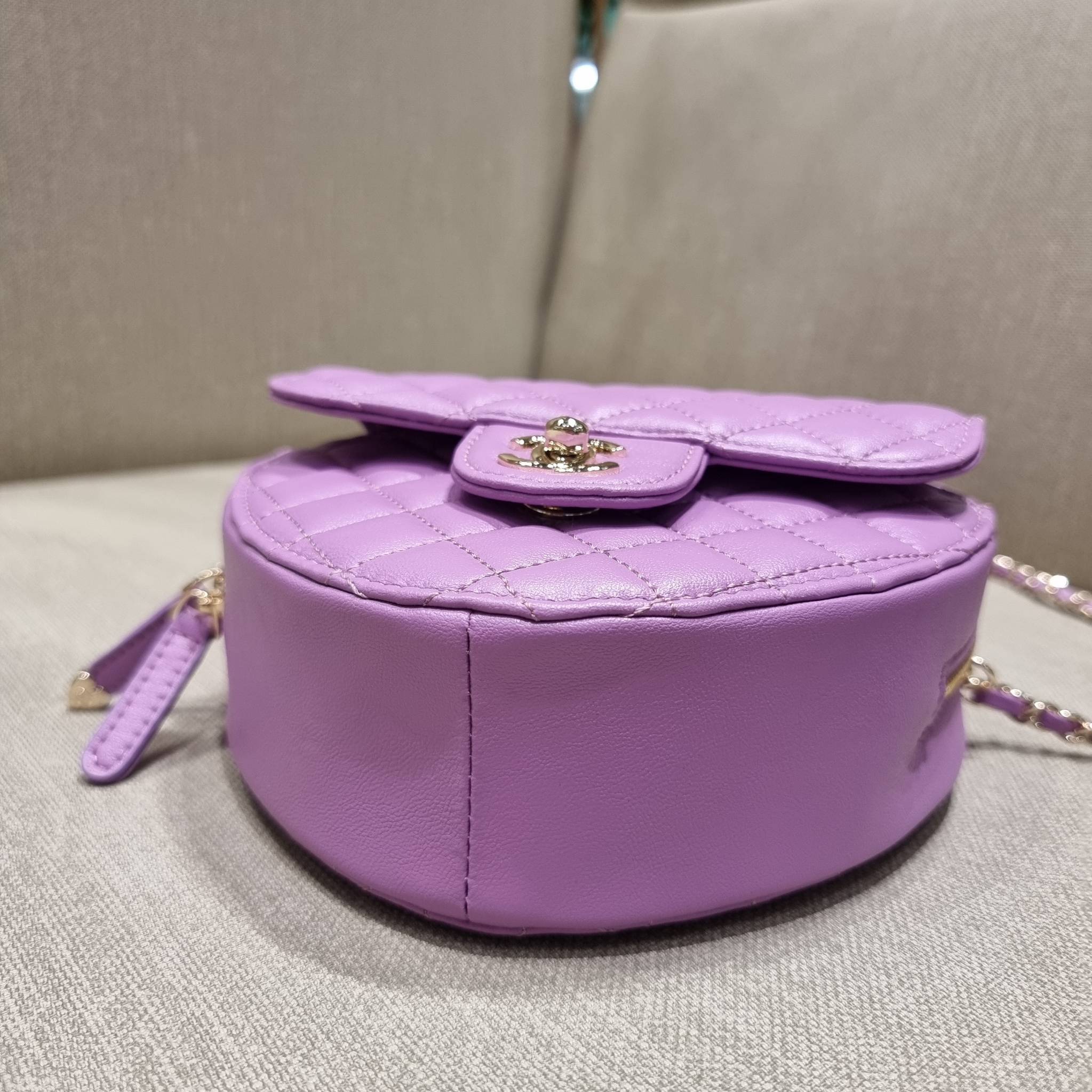 CHANEL Heart Bag Lambskin & Gold-Tone Meta ใหม่มาก สวยมาก มงมาก!! กระเป๋าสะพายสุดคิ้วท์ ที่ดีไซน์รูปทรงหัวใจไม่ซ้ำใคร น่ารักทุกสี น่าใช้ไปเลยแม่!! วัสดุหนังแกะฟอกสี เปิด-ปิดด้วยซิป ด้านหน้ามีช่องเก็บของจุกจิก ภายในเป็นช่องโล่ง ใส่มือถือ ใส่กระเป๋าสตางค์สั