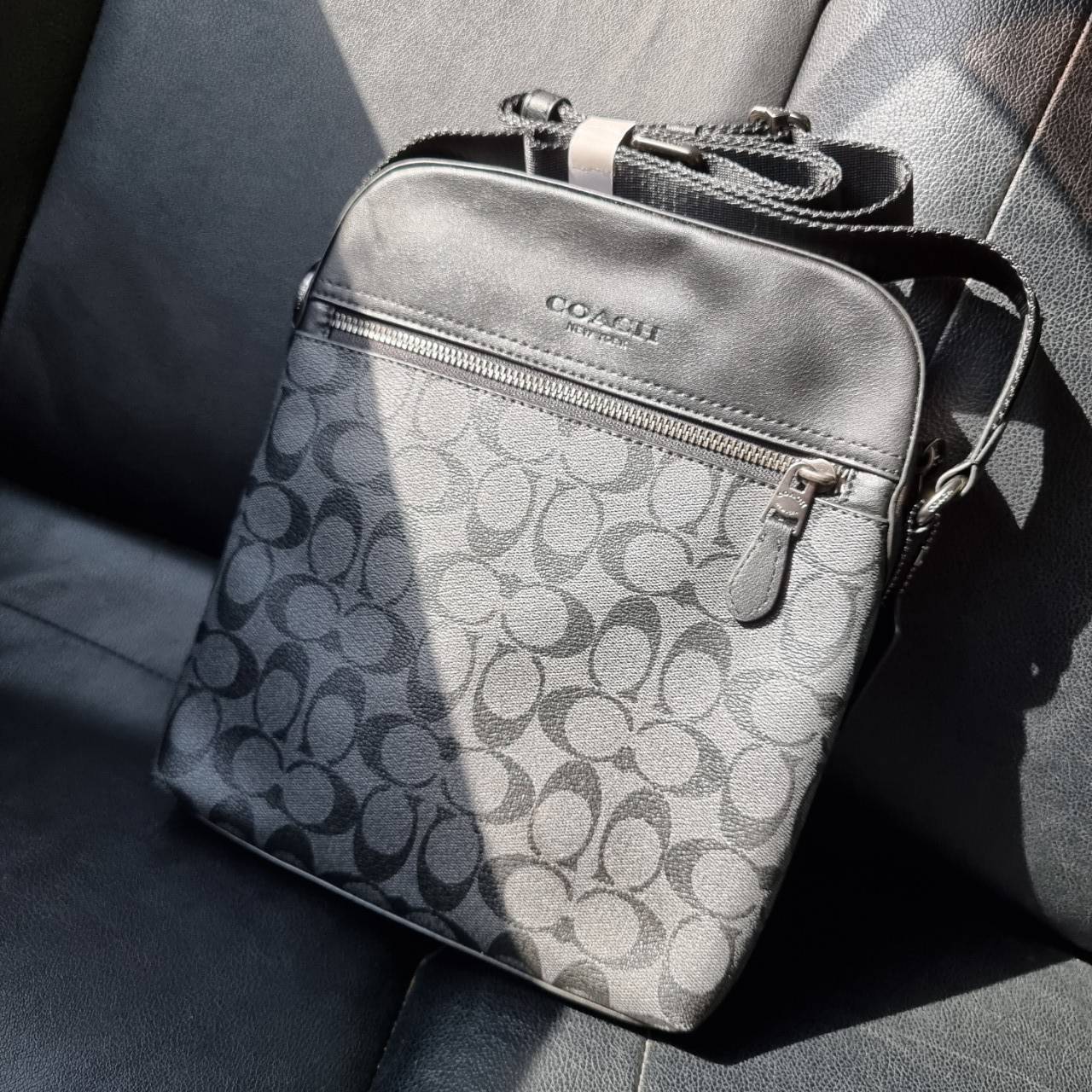 COACH F73336 HOUSTON FLIGHT BAG IN SIGNATURE CANVAS รุ่นนี้หนุ่มๆเค้ารู้กัน!! ขายดีตลอดกาล!! คลาสสิคไม่มีใครเกิน!! กระเป๋าสะพายข้างทรงแมสเซ็นเจอร์ยอดฮิต ทรงสวย ดูดี วัสดุหนังแคนวาสเคลือบลายสลับหนังแท้ เปิด-ปิดด้วยซิป ด้านหน้าและหลังสามารถใส่ของได้ ภายในแบ