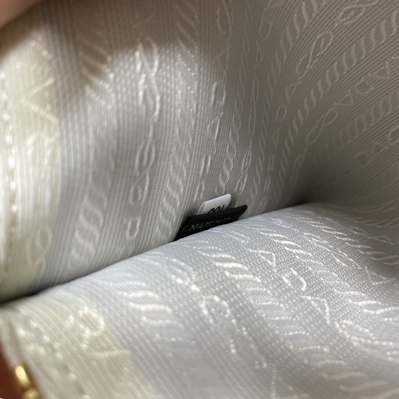 TOP ORI หนังแท้ | Prada Large perforated leather tote bag กระเป๋าทรงโท้ทใบใหญ่ ใจบางที่สุดกับคอลเลคชั่นนี้ ที่เพิ่มดีเทลความแพงด้วยการฉลุลวดลายรอบใบ ถักทอเป็นเส้นลายสานที่สวยงามมาก งานฝีมือจริงๆ