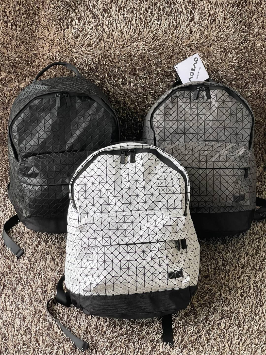 Bao Bao Issey Miyake Daypack geometric backpack กระเป๋าเป้ทรงคลาสสิก รองรับน้ำหนักได้ดี เหมาะกับการเดินทาง เป้สะพายหลังรุ่น Daypack One-Tone Backpack มาในรูปทรงกระเป๋าเป้สุดคลาสสิก โดดเด่นด้วยการออกแบบที่เป็นเอกลักษณ์ วัสดุสามเหลี่ยมขนาดเล็กพิเศษ ได้กลิ่น