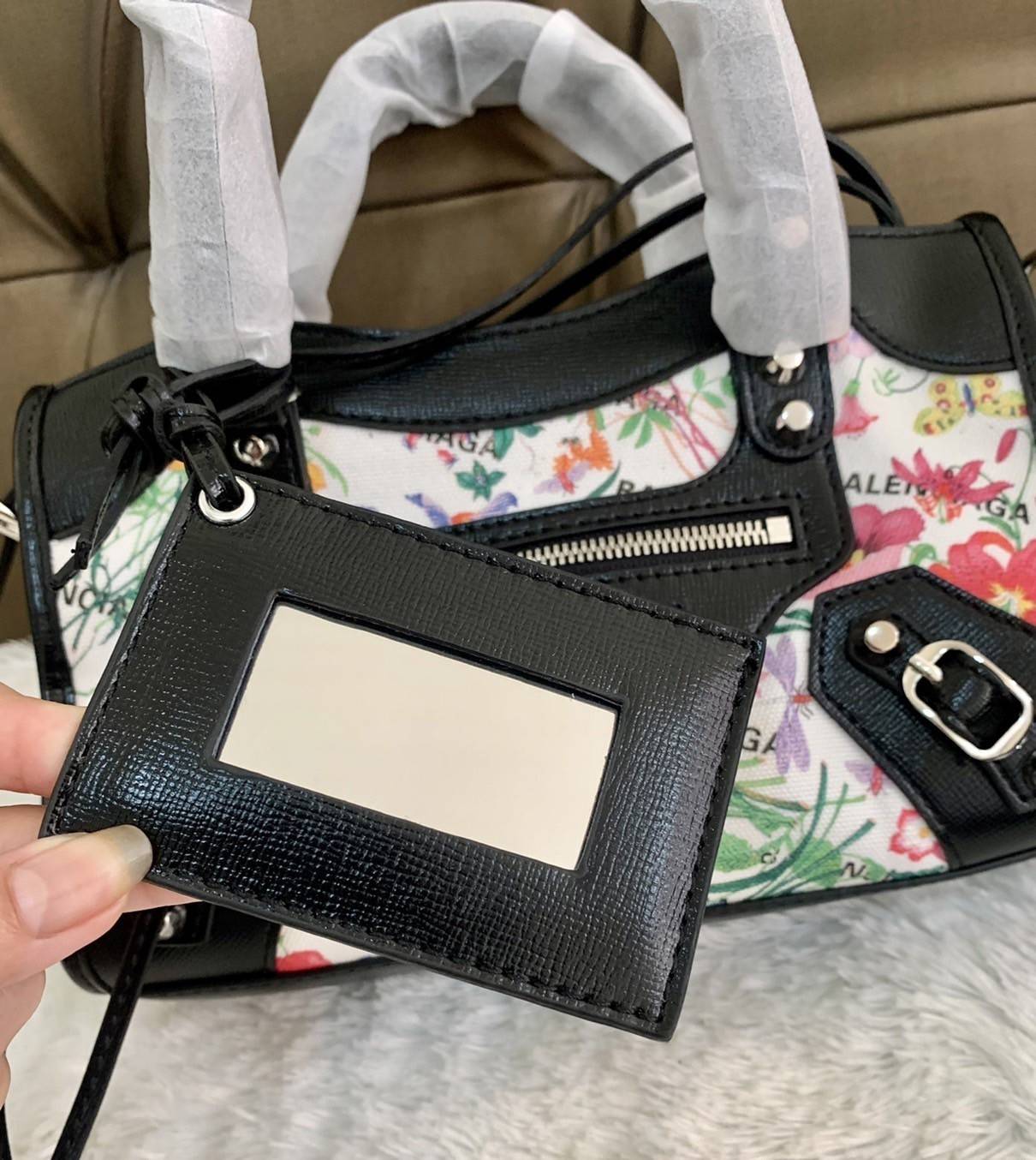 VIP 🥂 Gucci x Balenciaga The Hacker Project Mini Neo Bag คอลเลคชั่นร้อนๆ พร้อมเสิร์ฟ ที่่มีการผสมผสานระหว่างGucci & Balenciaga เข้าไว้ด้วยกัน ดีไซน์ล้ำสมัย วัสดุCanvas เย็บขอบด้วยหนังcalfskin อะไหล่เงิน ลวดลายสดใส ประทับตัวอักษรBalenciaga ลงบนผ้าเ