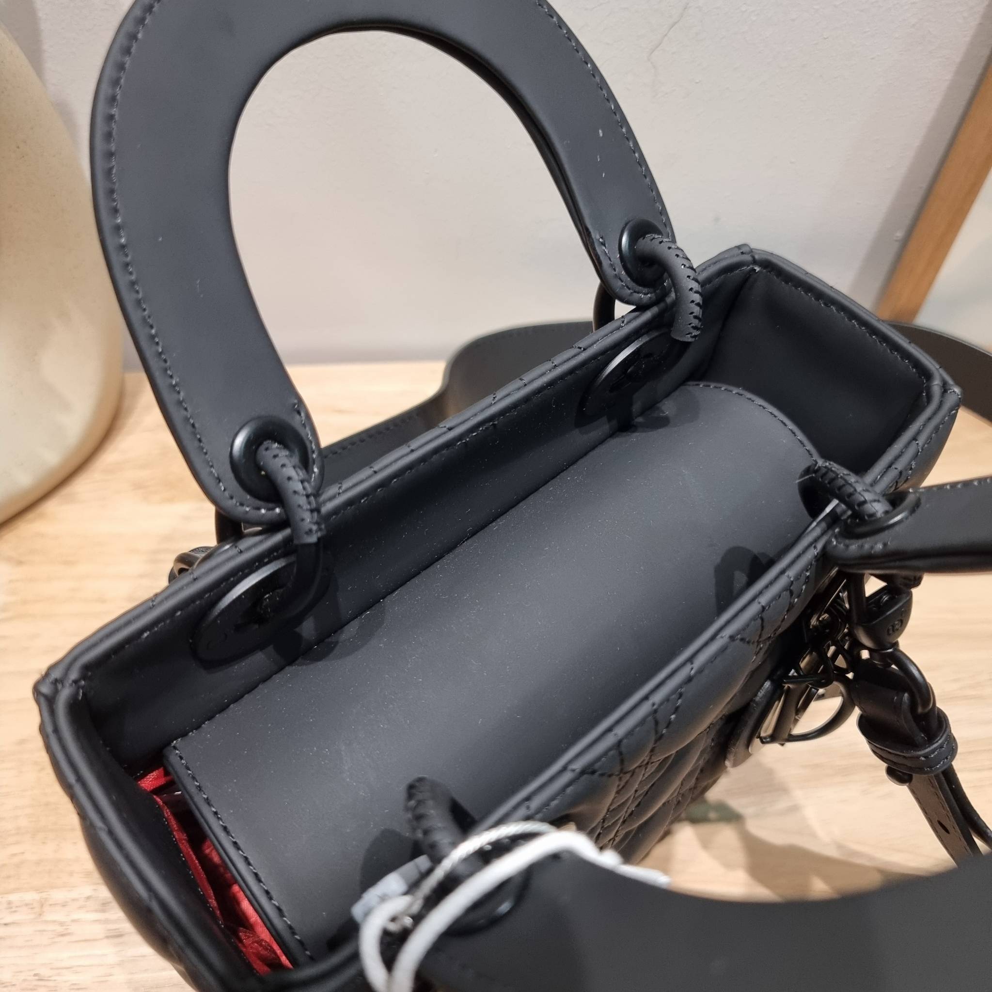 SMALL LADY DIOR MY ABCDIOR BAG Ultramatte Cannage Calfskin / CD LADY ULTRAMATTE BAG พร้อมส่ง กระเป๋าสะพายข้าง ดีไซน์เรียบง่าย แต่แฝงไปด้วยความหรูหรา ทรงกล่องคลาสสิค โดดเด่นด้วยพวงกุญแจอะไหล่สีเดียวกับตัวกระเป๋า ผิวแมทท์ ลายเส้นซ้อนทับสวยงาม