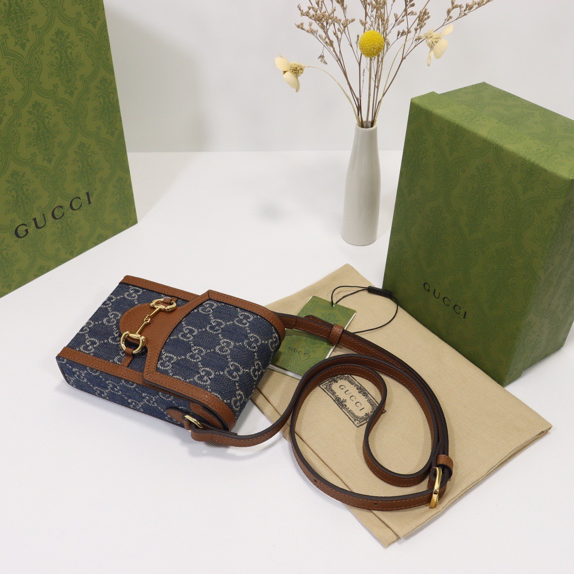 Gucci Horsebit 1955 mini bag / Gucci Phone Bag ออริจินอล เกรดสลับใช้แทนใบจริงได้ รุ่นยอดฮิต ไซส์มินิ ที่ใครๆก็ต้องรู้จัก!! กับกระเป๋าขนาดมินิในรูปแบบผ้าแจ็คการ์ดสีขาวงาช้างและน้ำเงิน ได้รับแรงบันดาลใจมาจากดีไซน์ดั้งเดิม ซึ่งแอคเซสเซอรี่นี้โดดเด่นด้วยรายละ