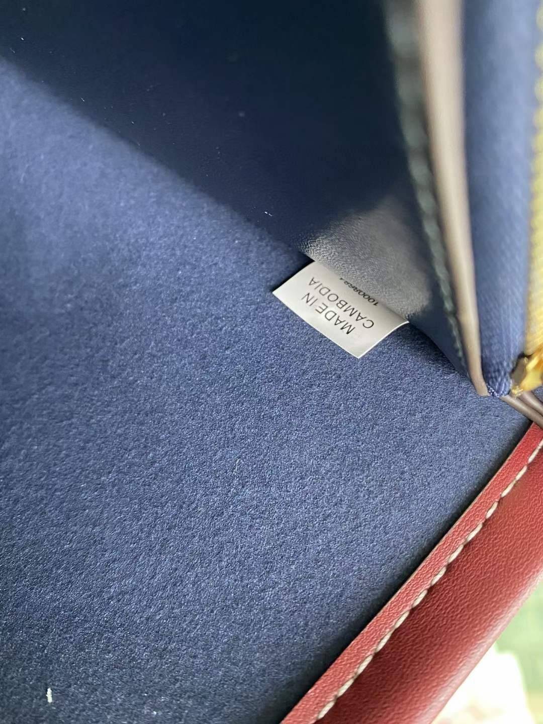 Tory Perry Embroidered T Monogram Triple Compartment Tote Bag เป็นแพทเทิร์นที่ได้รับแรงบันดาลใจจากการควิลท์สไตล์เพนซิลเวเนียดัตซ์ดั้งเดิมและเฉลิมฉลองโลโก้อันเป็นสัญลักษณ์ของแบรนด์ วัสดุผ้าแจ็คการ์ดแบบทอหนัง อะไหล่ทอง โดดเด่นด้วยลายเสือชีร์ต้าร์ งานเย็บปัก