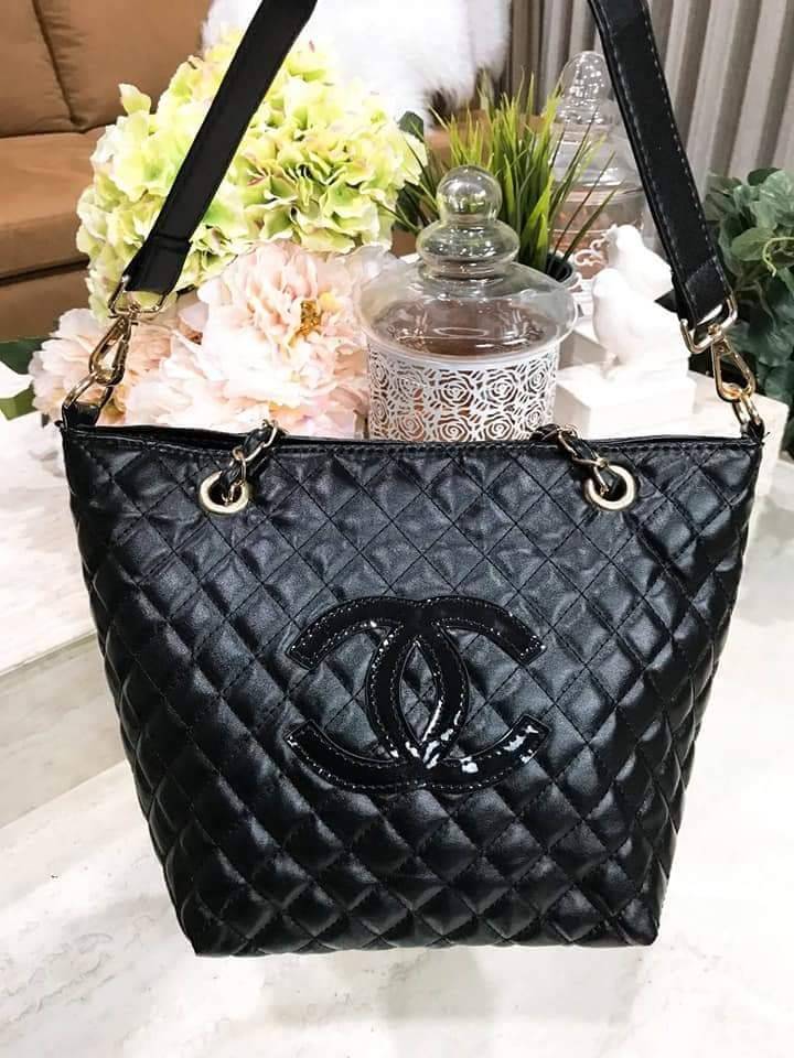 Chanel GWP Tote Bag With Chain New arrival! กระเป๋าสะพายทรง Tote VIP Gift With Purchase รุ่น Limited Edition VIP gift ของแท้จาก Chanel Perfume Counter วัสดุหนังเรียบลายตาราง ขนาดกำลังดี น้ำหนักเบา ด้านหน้ามีโลโก้ เปิดปิดด้วยกระดุมแม่เหล็ก ภายในมีโลโก้ และ