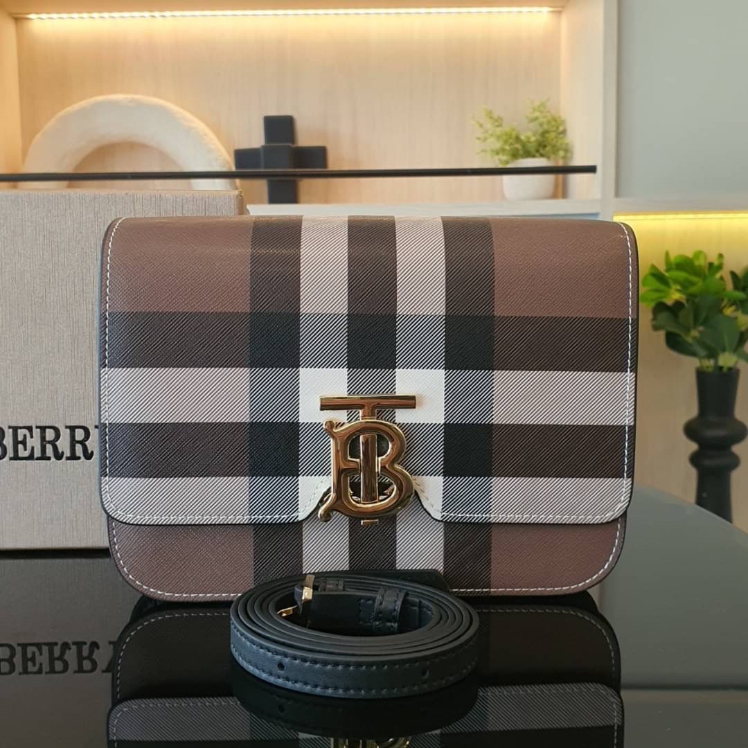 BURBERRY FRAGRANCES CROSSBODY BAG / BURBERRY FRAGRANCES QUITED LAMBSKIN BAG ตัวกระเป๋าเป็นหนัง Lambskin นิ่มสวยหรูดูดี เปิดปิดด้วยฝาปิดสัญลักษณ์รูปตัว B ภายในโล่งกว้าง