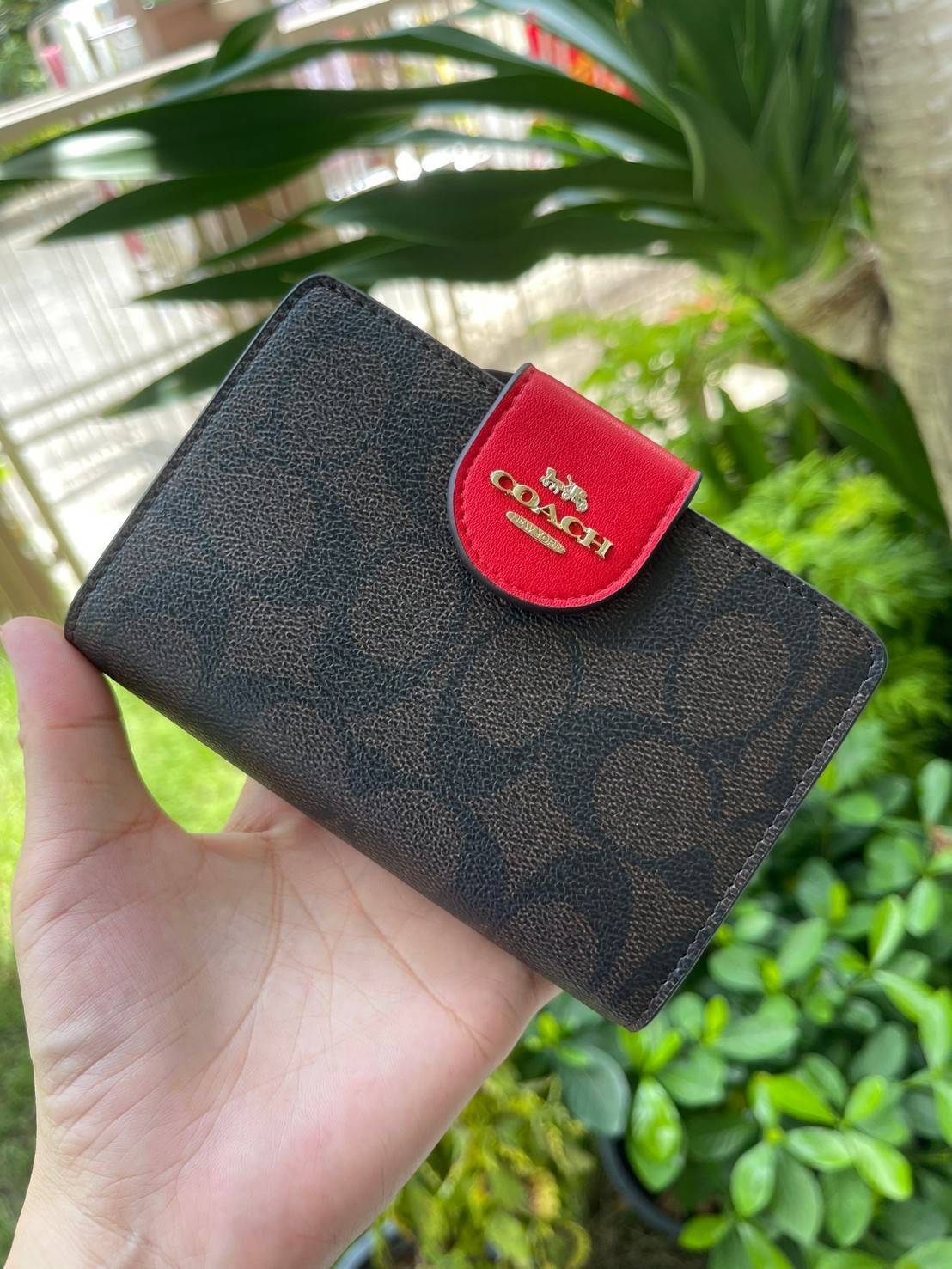 COACH MEDIUM CORNER ZIP WALLET IN SIGNATURE CANVAS กระเป๋าสตางค์ขนาดกลางที่ถือว่าเป็นไอเทม Must Have ของทุกเพศทุกวัยที่ต้องพกติดตัวไว้ตลอดเวลา เพราะนอกจากจะช่วยจัดเก็บเงิน บัตรประชาชน บัตรเครดิตและต่าง ๆ ให้เป็นระเบียบเรียบร้อยยังต้องคำนึงถึงประโยชน์ใช้สอ