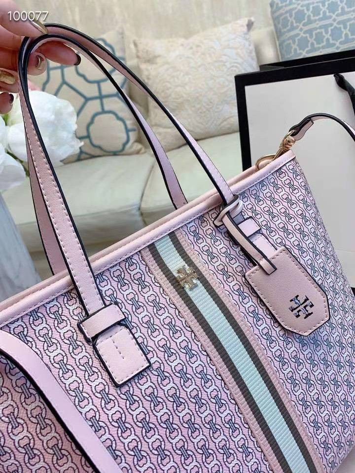 TORY BURCH TOTE BAG กระเป๋าสะพายไหล่ทรงชอปปิ้ง รุ่นขายดีอันดับ1 ของแบรนด์นี้นะคะ ทรงคลาสสิค ฮิตตลอดกาล ทรงสวยขนาดกำลังดี ตัวกระเป๋า วัสดุหนัง Pu ด้านหน้าติดโลโก้แบรนด์ /ประดับด้วยพวงกุญแจหนัง ตัดแถบแนวเส้นตรงวัสดุผ้าแคนวาส เปิดปิดด้วยซิปรูด ภายในช่องหลัก 