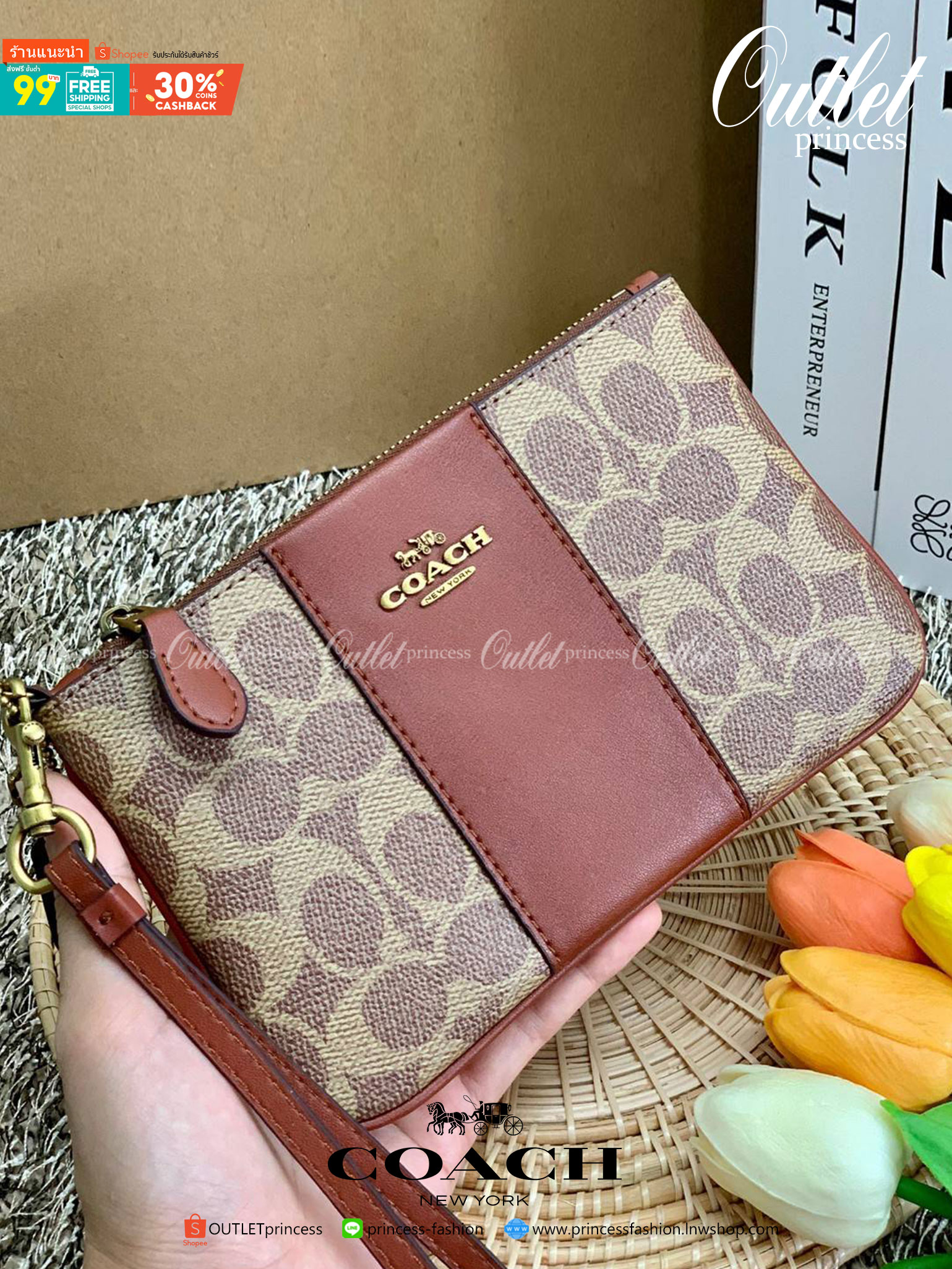 COACH SMALL WRISTLET IN COLORBLOCK SIGNATURE ((32445)) ✔️กระเป๋าคล้องมือ วัสดหนัง pvc อย่างดี ลายซิกเนเจอร์ ตัดขอบสีตรงกลางสวยงามมากๆค่ะ แบบซิปเดียว ((ภายในใส่มือถือได้บางรุ่นค่ะ)) มีช่องเสียบบัตรให้2ช่องด้วยนะคะ