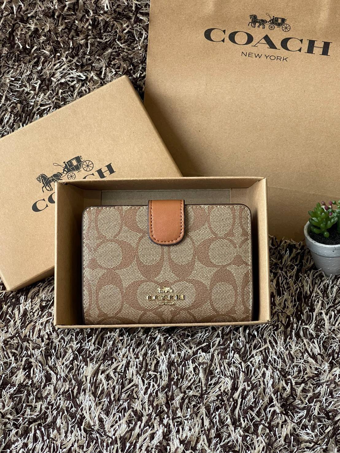 COACH MEDIUM CORNER ZIP WALLET กระเป๋าสตางค์ขนาดกลางที่ถือว่าเป็นไอเทม Must Have ของทุกเพศทุกวัยที่ต้องพกติดตัวไว้ตลอดเวลา เพราะนอกจากจะช่วยจัดเก็บเงิน บัตรประชาชน บัตรเครดิตและต่าง ๆ ให้เป็นระเบียบเรียบร้อยยังต้องคำนึงถึงประโยชน์ใช้สอยร่วมด้วย กระเป๋าสตา