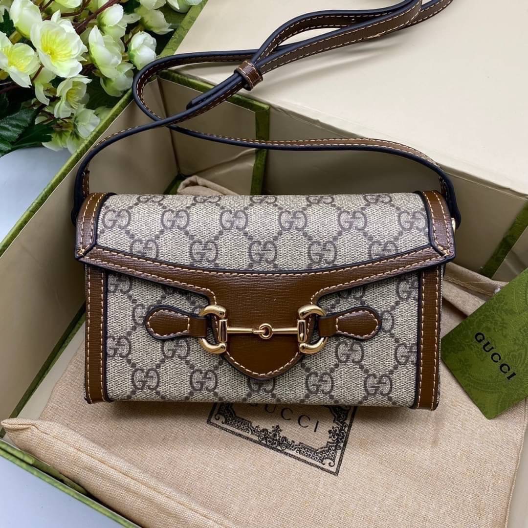 GUCCI HORSEBIT 1955 MINI BAG กระเป๋าสะพาย กระเป๋าใส่โทรศัพท์ ดีไซต์สัญลักษณ์วงแหวนตามแบบฉบับ GG มาพร้อมกล่องแบรนด์และสายสะพายยาวที่สามารถปรับระดับได้ พร้อมส่งให้สะพาย สวยๆ กันแล้ววันนี้ ใบนี้ must have..ค่ะ.!!