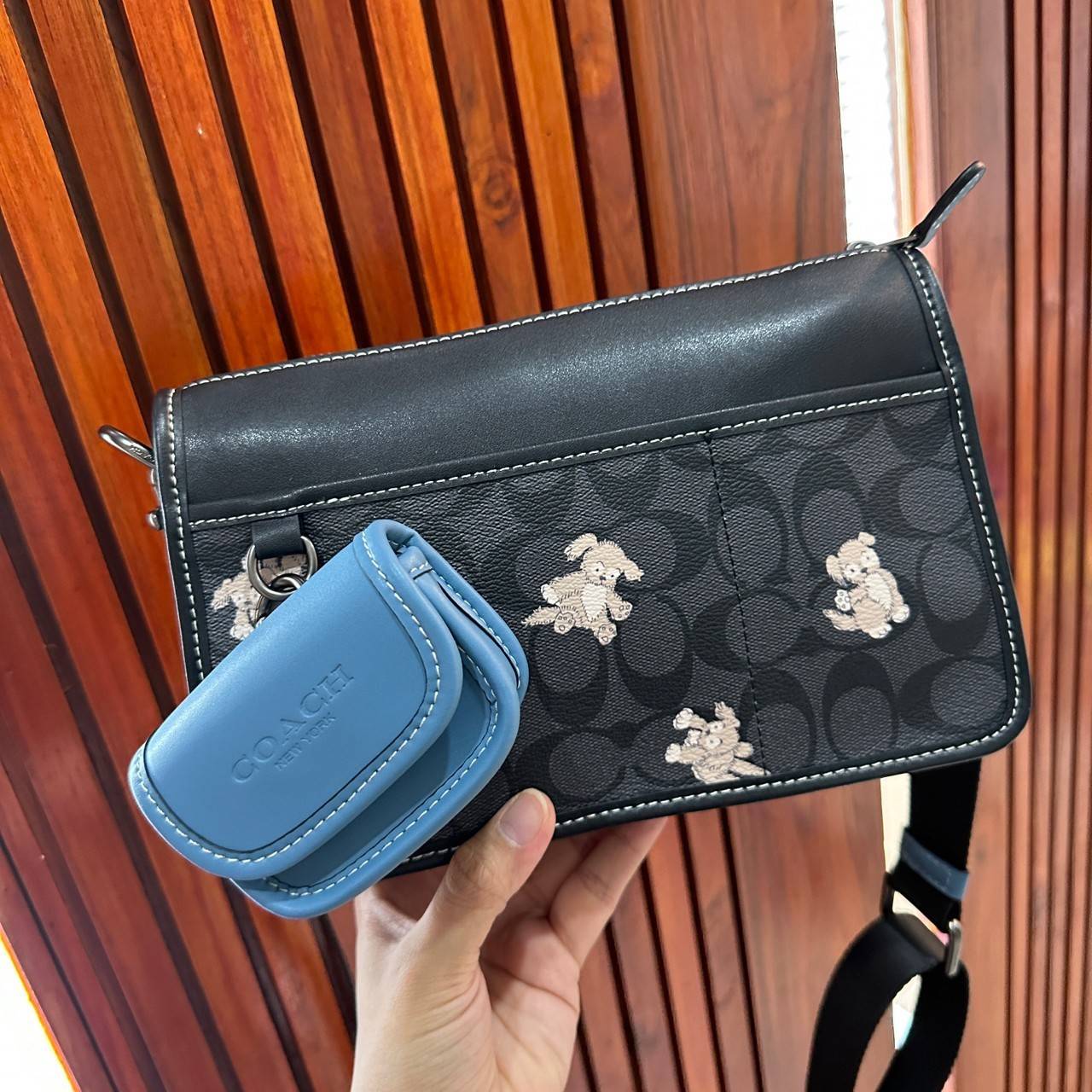 Coach Heritage Convertible Crossbody In Signature Canvas With Creature Print( cc131) กระเป๋าไฮบริดแบบถอดได้รุ่นใหม่ หล่อเท่ส์ สะพายสามารถสะพายทำงานดูดีสุดๆคะ มาพร้อมกระเป๋าใบเล็กห้อยสุดเก๋ วัสดุแคนวาสตัดขอบหนังแท้ เปิด ปิดด้วยซิป ซับในผ้า ด้านนอกกระเป๋าเป