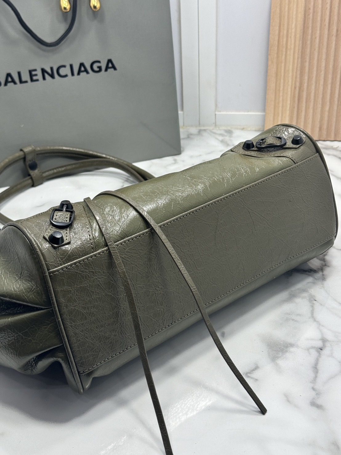ORI หนังแท้ | Balenciaga Le City Bag East-west Bag 32cm กระเป๋าถือ/สะพายข้างทรงยาวดีไซน์โดดเด่นสวยเท่ล้ำสมัย ที่สุดแห่งความไอคอนิกไม่เหมือนใคร มีกิมมิคและลูกเล่นแพรวพราว
