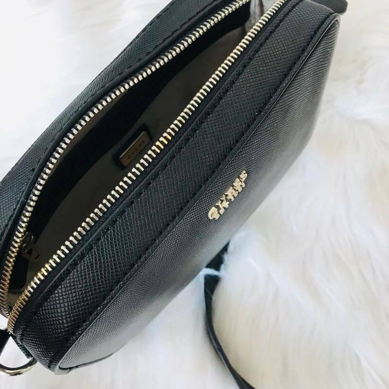 GUESS ZIP TOP KAMRYN CROSSBODY BAG กระเป๋าสะพายรุ่นยอดนิยม วัสดุ PU คุณภาพดี น้ำหนักเบา ด้านหน้าประดับด้วยโลโก้แบรนด์สุดหรู เปิดปิดกระเป๋าด้วยซิปสะดวกใช้ ด้านในโล่งกว้างมีช่องซิปและช่องใส่บัตร สามารถใส่มือถือได้ทุกรุ่น กระเป๋าสตางค์ใบสั้นได้ ซับในลายแบรนด