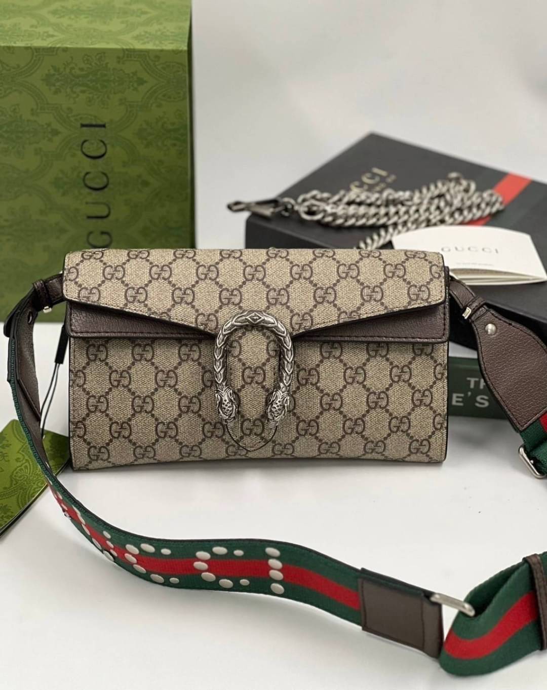 GUCCI Dionysus GG small shoulder bag ฮอตสุดไม่มีใครเกิน รุ่นใหม่ล่าสุดพร้อมสายสะพายสปอร์ต กับกระเป๋าสะพายรุ่นที่สาวๆต้องไม่พลาด!! ดึงดูดและสะกดสายตาด้วยอะไหล่ดีเทลหรู ทนทาน ดูแลรักษาง่าย ภายในสวยงาม และแบ่งสัดส่วนลงตัวมากๆ ใส่ของสำคัญได้สบาย พร้อมเสิร์ฟให