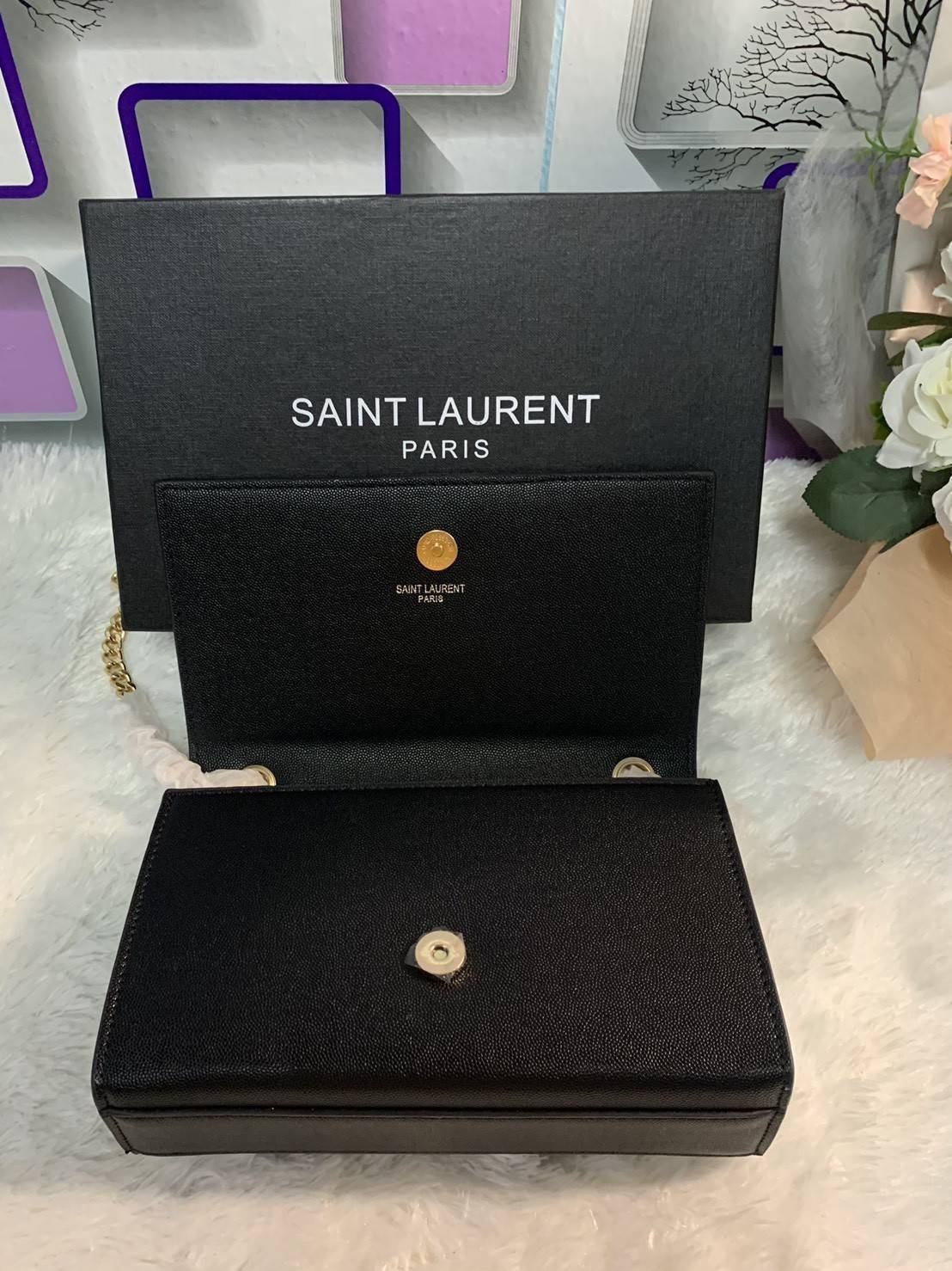 SAINT LAURENT Kate Medium leather shoulder bag VIP GIFT WITH PURCHASE (GWP) พรีเมี่ยมกิ้ฟ Limited Edition จาก YSL DUTY FREE COUNTER วัสดุหนังแกะสังเคราะห์ ลวดลายคล้ายหนังคาเวียร์ หนังสวย ใช้ทน อะไหล่ทองทั้งใบ ด้านหน้าประดับโลโก้แบรนด์ ขนาดกระทัดรัดกำลังดี