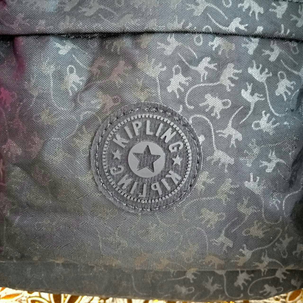 KIPLING 2WAYS MINI BACKPACK 👍กระเป๋าสะพาย2Wayรุ่นใหม่วัสดุ Nylon & Polyester 100% 👍หูหิ้วมีลายปั้มแบรนด์ 👍สายสะพายยาวเลื่อนปรับได้ถอดได้ 👍สามารถถือหรือสะพายได้ จะสะพายไหล่ สะพายเฉียง Crossbody หรือจะคล้องสายเป็นเป้สะพายหลัง