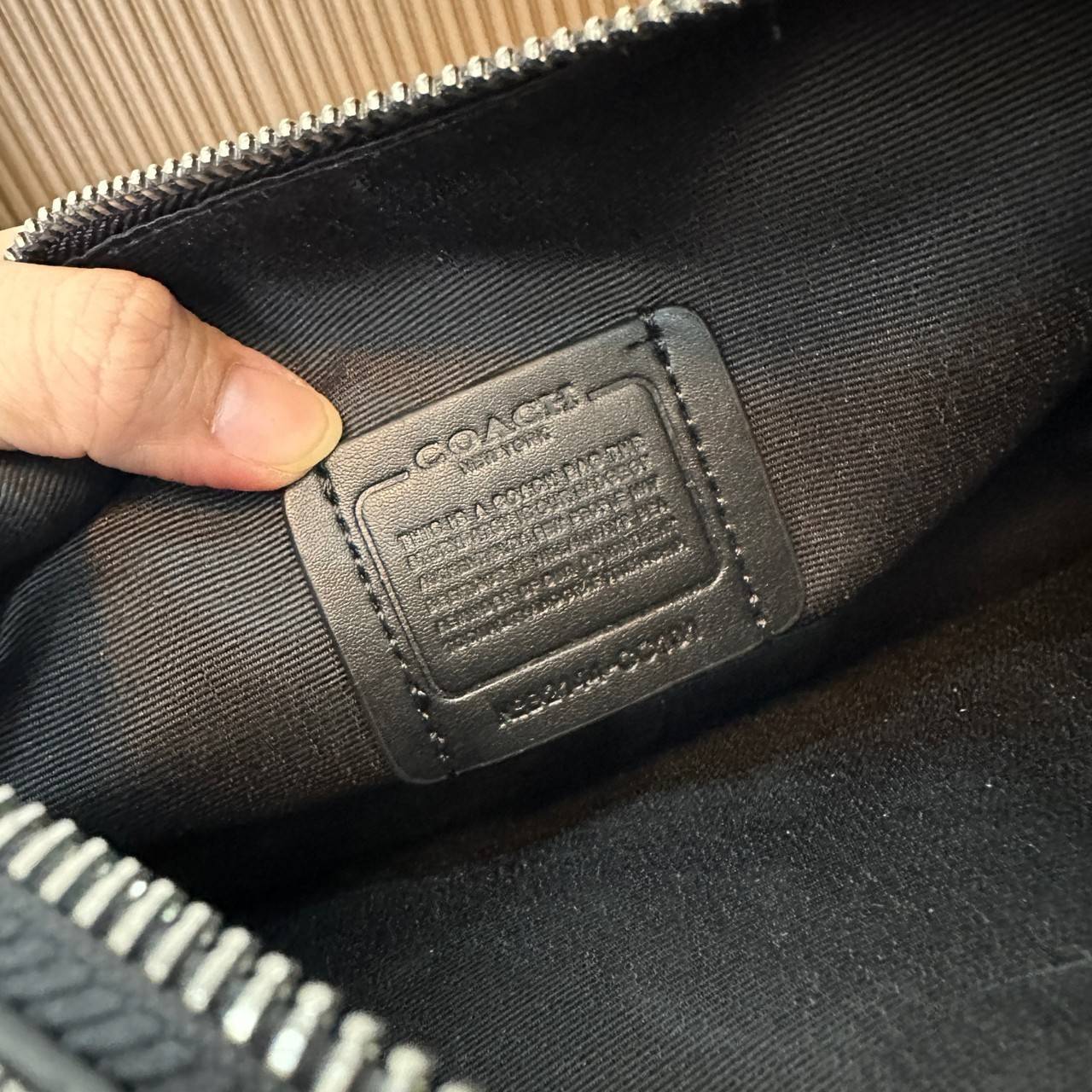 Coach Heritage Convertible Crossbody In Signature Canvas With Creature Print( cc131) กระเป๋าไฮบริดแบบถอดได้รุ่นใหม่ หล่อเท่ส์ สะพายสามารถสะพายทำงานดูดีสุดๆคะ มาพร้อมกระเป๋าใบเล็กห้อยสุดเก๋ วัสดุแคนวาสตัดขอบหนังแท้ เปิด ปิดด้วยซิป ซับในผ้า ด้านนอกกระเป๋าเป