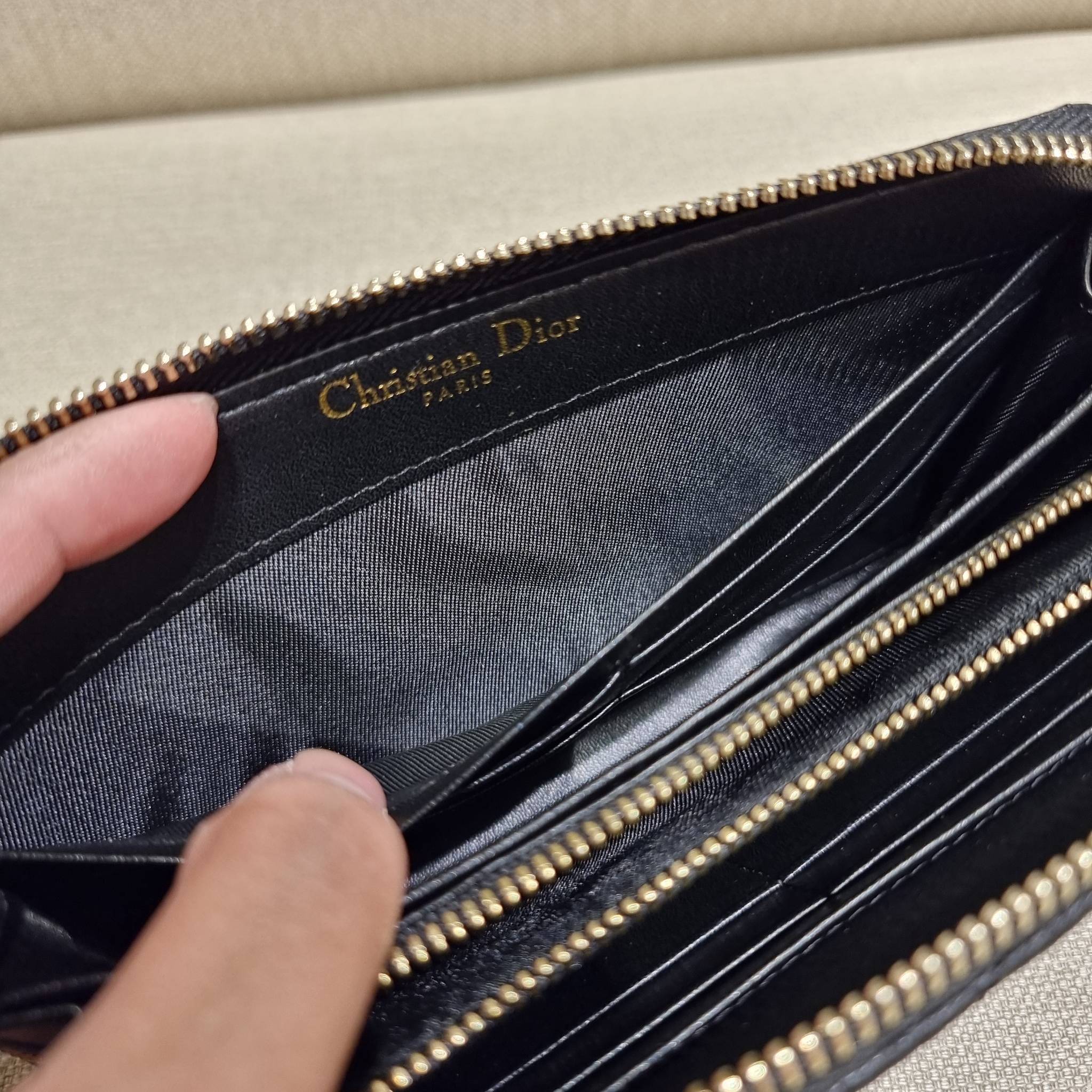 VIP 】CD LONG WALLET WITH GWP ใหม่ล่าสุด กระเป๋าสตางค์ใบยาว พิเศษจาก duty free ใบจริงสวยคม ใช้แล้วรับทรัพย์ ขับผิว วัสดุหนังแท้เต็มใบ สัมผัสดีงาม เปิด-ปิดด้วยซิปรอบ ภายในใส่บัตรได้เยอะ ใส่ธนบัตรได้เต็มที่ มีช่องซิปใส่เหรียญได้ พร้อมส่งความสวยถึงบ้านแบบครบเ