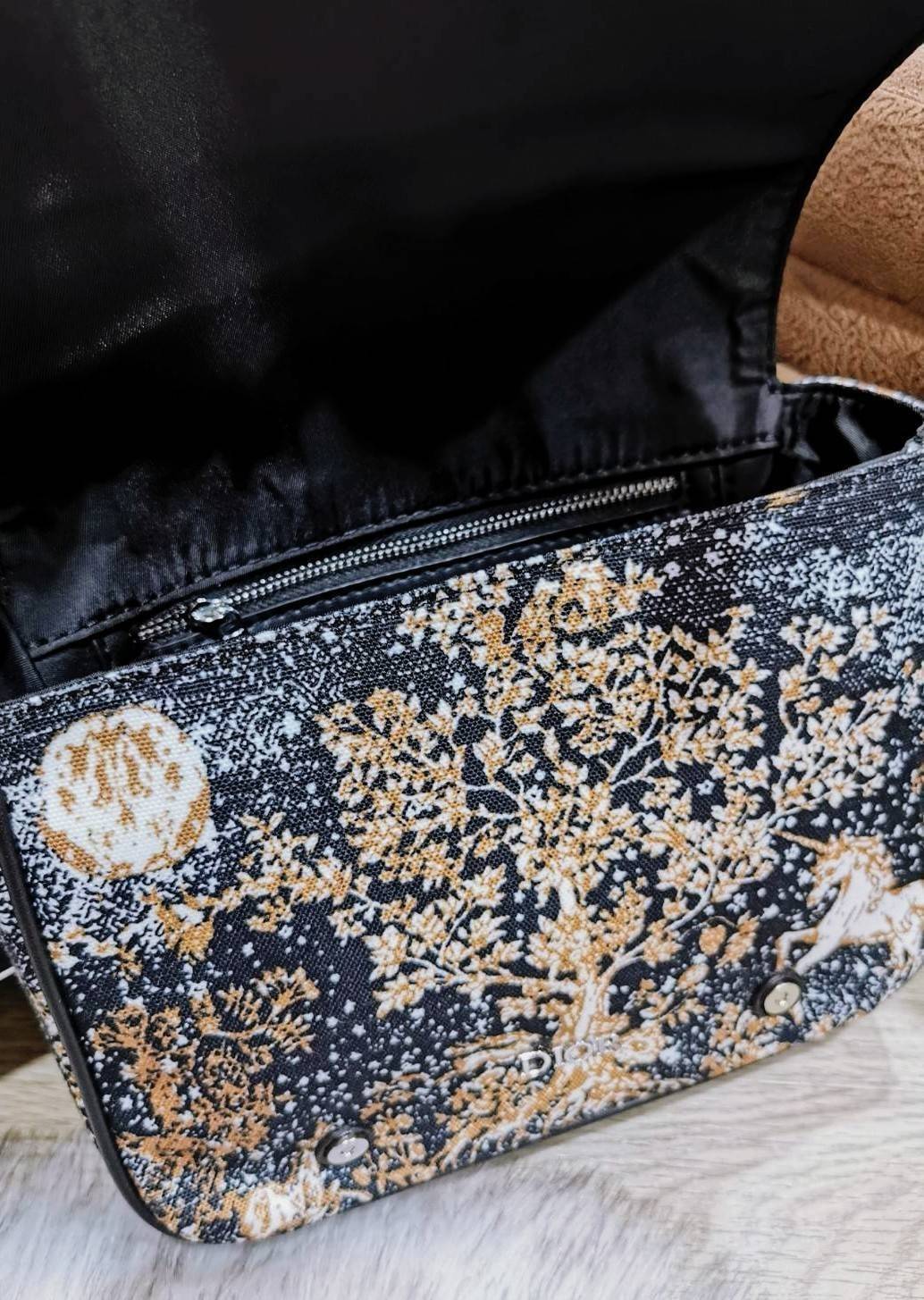 CHRISTIAN DIOR MESSENGER BAG GIFT WITH PURCHASE (GWP) พรีเมี่ยมกิ้ฟรุ่น Limited จาก DIOR DUTYFREE COUNTER ดีไซน์ทรงสี่เหลี่ยมขึ้นลาย Dior สวยหรูดูดีโดดเด่นเป็นเอกลักษณ์ เปิดปิดด้วยฝาปิดกระดุมแม่เหล็ก ภายในโล่งมีโลโก้และช่องซิปใส่มือถือ กระเป๋าสตางค์ยาว ขอ