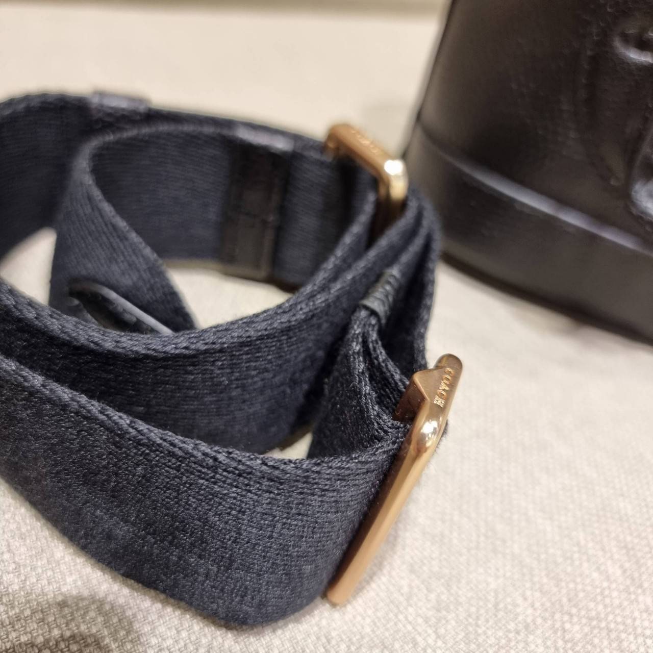 COACH C5121 DEMPSEY DRAWSTRING BUCKET BAG 15 WITH COACH PATCH น้องคนสวยมาใหม่จ้า ละมุนคุณหนูต้องมาอีกแล้วแหละ กระเป๋าทรงถังไซส์มินิ ใช้งานง่ายด้วยการรูดหนังปิดรอบปากกระเป๋า ทุกอย่างลงตัวที่สุด!! มาพร้อมตัวห้อยรูปหัวใจสีทองกุ๊กกิ๊ก น่ารักมากๆ มีหูหิ้วในตัว