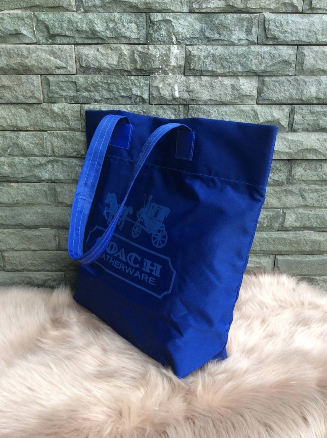 COACH nylon tote bag กระเป๋าสะพายทรง tote วัสดุ nylon หูหิ้วหนัง+ nylon ด้านหน้าปั๊ม logo brand เปิดปิดด้วยกระดุมแม่เหล็ก ภายในกว้าง ใส่ A4 ได้ และมีช่องซิปเล็กใส่ของจุกจิก ใบนี้จุได้เยอะ ทนทานทำความสะอาดง่ายค่ะ สวยทุกสีค่ะ