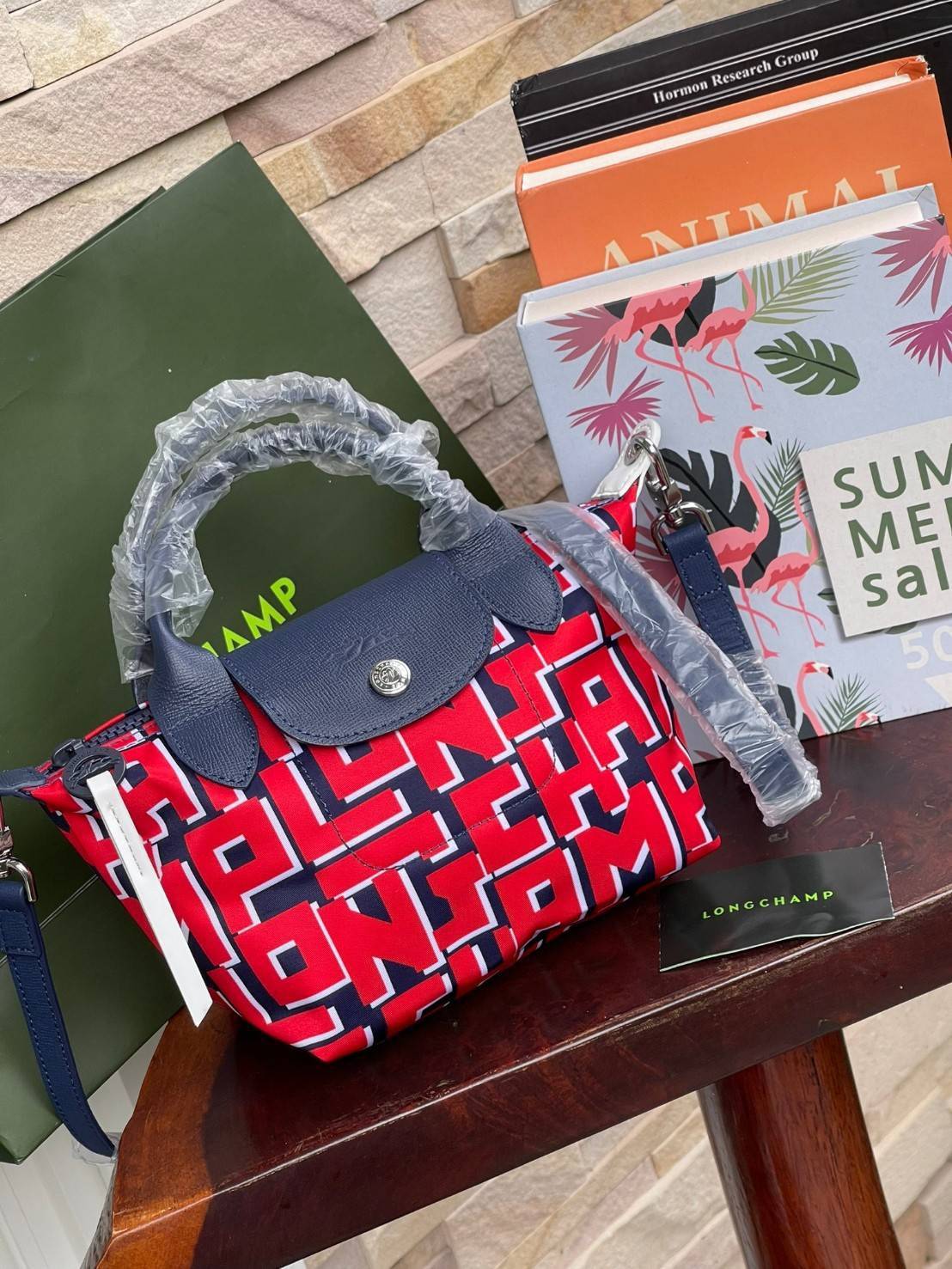 LONGCHAMP LE PLIAGE COLLECTION TOP HANDLE BAG XS พบกับคอลเลคชั่นใหม่ล่าสุด มีดีไซน์ที่เรียบหรูและคลาสสิก แฝงด้วยลูกเล่นแบบเฟมินีน แถมยังมีน้ำหนักเบาอย่างไม่น่าเชื่อ มาพร้อมกับหูจับกระเป๋าคู่และฝาปิดแบบกระดุม กระเป๋าถือใบนี้สามารถใช้ถือแบบทั่วไป มีสายสะพาย