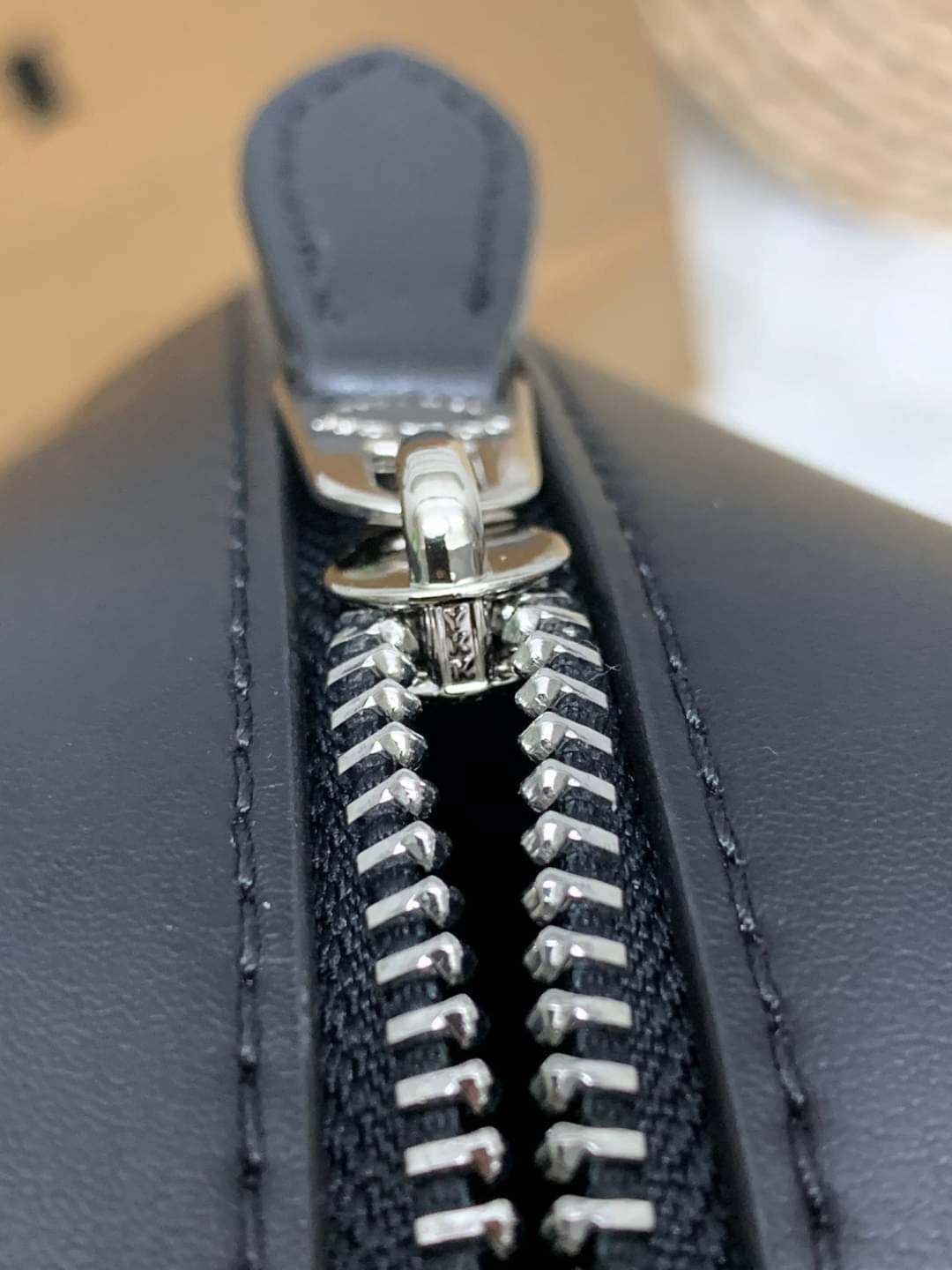 COACH PERRY SLIM BRIEF IN SIGNATURE พร้อมส่งสำหรับคุณผู้ชายค่ะ! กระเป๋าใส่เอกสาร หิ้ว//สะพายข้างหรือครอสบอดี้ร์ได้ค่ะ วัสดุหนังแท้หนังนิ่ม สวยงามค่ะ