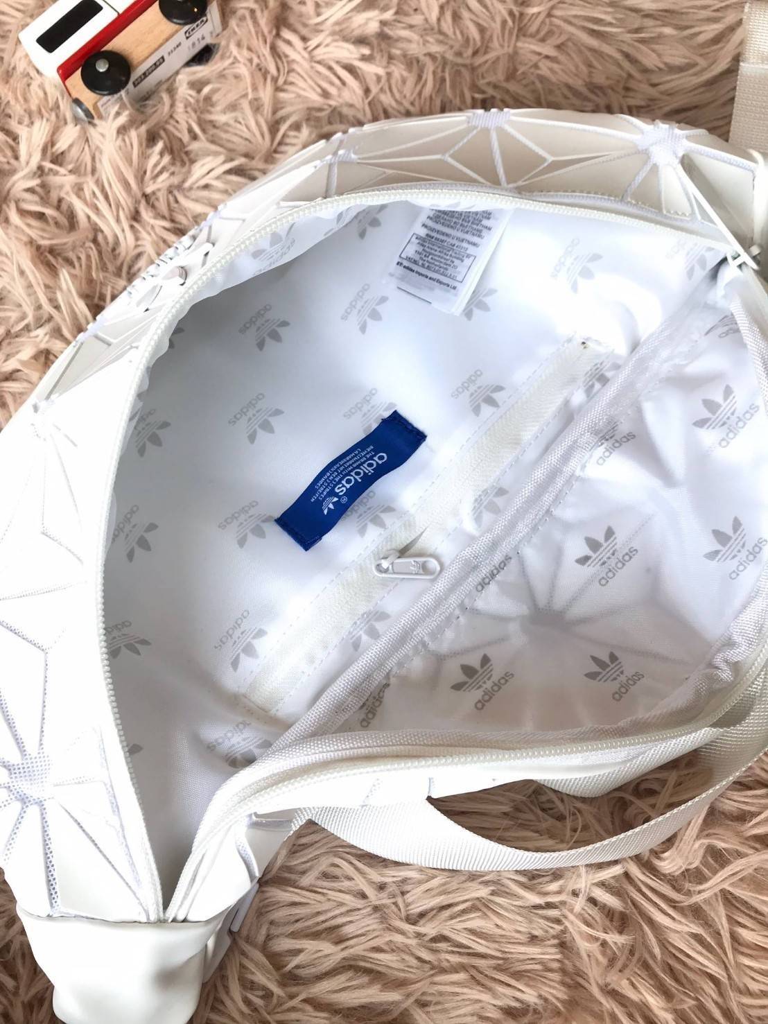 Adidas Originals 3D Mini Airline (ISSEY MIYAKE Style Shoulder Bag) กระเป๋าสะพายสไตล์สปอร์ตแบบคาดเอวคาดอกรุ่นใหม่ดีไซน์สุดฮิตสไตล์ ISSEY MIYAKE ใช้ได้ทั้งชายและหญิง ขนาดกำลังดี น้ำหนักเบา ด้านหน้าประดับโลโก้แบรนด์ เปิดปิดด้วยซิปสะดวกใช้อะไหล่ปั้มแบรนด์สวยด