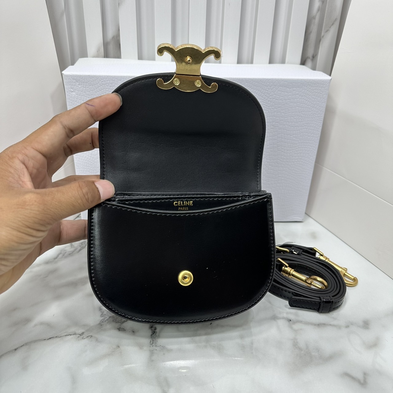 ORI หนังแท้ | CELINE MINI BESACE CLEA IN SHINY and leather กระเป๋าสะพายพร้อมหูจับ ไซส์มินิ แต่งโลโก้สีทองหรูหรา สวยโดดเด่น สามารถถือ สะพายไหล่ และสะพายข้างได้