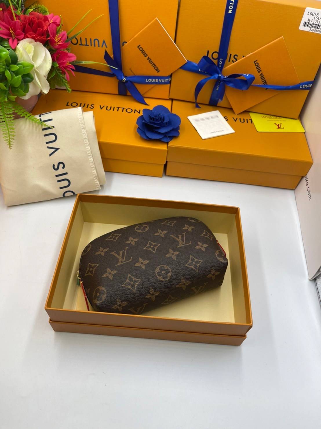 หนังแท้ LOUIS VUITTON COSMETIC POUCH Monogram พร้อมส่งที่ไทย กระเป๋าใส่เครื่องสำอางขนาดกะทัดรัดนี้ในผ้าใบ Monogram สามารถใส่ลงในกระเป๋าถือหรือกระเป๋าเดินทางได้อย่างง่ายดาย รูปร่างกลมและฐานแบนช่วยให้เข้าถึงผลิตภัณฑ์ขนาดเล็กได้