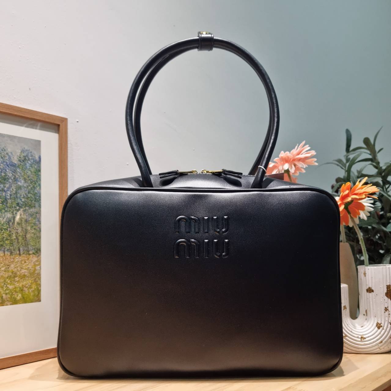 MIU MIU LEATHER BEAU BAG กระเป๋าถือรุ่นสุดจึ้ง ที่ไม่มีตอนนี้คือพลาด ดีไซน์เรียบแต่มากมีอยู่จริง สวยดูแพง หูจับในตัวง่ายและสะดวกพกพา เพียงแค่คล้องไหล่ ขนาดใหญ่จุของได้แบบสบายๆ