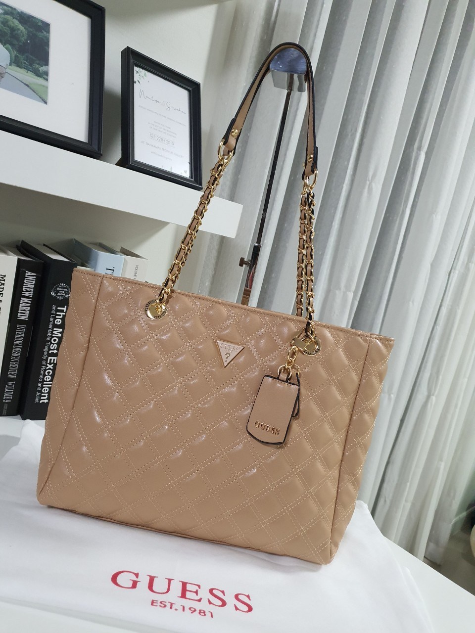 ของแท้ 💯% GUESS WOMEN'S CESSILY TOTE FLAP BAG ของแท้ กระเป๋าสะพายทรง SHOPPING BAG หนัง PU หนังนิ่มสีดำเล่นลายเหลือบกลิตเตอร์ ด้านหน้าประดับโลโก้สีแบรนด์