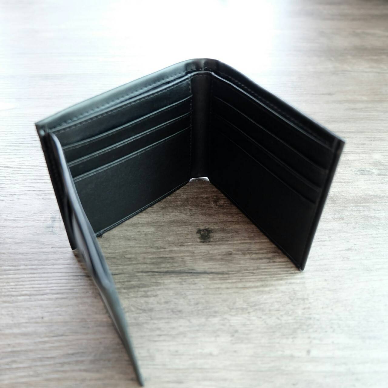 Calvin Klein Short Wallet กระเป๋าสตางค์ใบสั้น ด้านหน้ามีโลโก้แบรนด์ และตกแต่ง ด้วยหมุดโลหะเงิน ภายในมีช่องใส่ธนบัตร ช่องใส่บัตรหลาย ช่อง และช่องใส่รูป จะมอบเป็นของขวัญหรือใช้เองก็แนะนำค่ะ