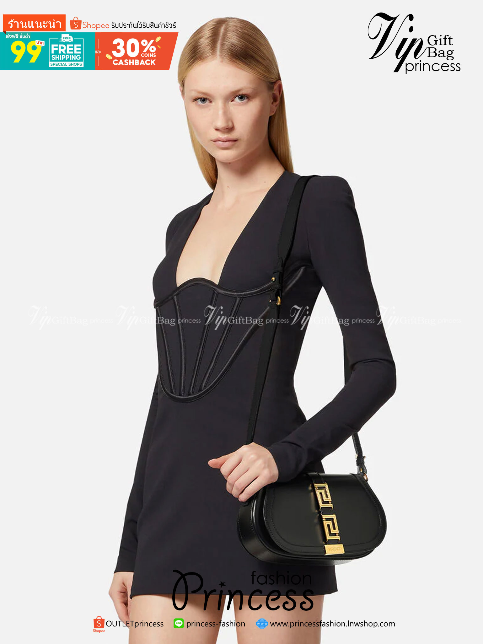 Versace Small Greca Goddess leather shoulder bag สัมผัสกระเป๋าสุดไอคอนิกอย่าง “Greca Goddess” พร้อมลวดลายที่สะท้อนตัวตนในรูปแบบใหม่ของ Versace ที่บอกเล่าเรื่องราวฉบับใหม่ของเเบรนด์ได้อย่างน่าหลงใหล