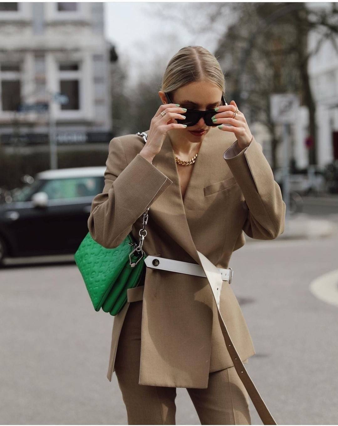 LV HANDLE POUCH MONOGRAM / LV Coussin กระเป๋าสะพายกึ่งคลัชท์ สุดล้ำ มาแรงมาก ด้วยความสวยปังตั้งแต่แรกเห็น วัสดุหนังแกะปั๊มลายสวยคม มาพร้อมสาย 2 เส้น เลิศๆ มีสายโซ่ที่มีดีเทลละเอียดไม่ซ้ำ และสายสปอร์ตครอสบอดี้ ที่จะคล้องไว้ทั้งสองเส้นก็ดีงาม หรือสลับใช้ตาม