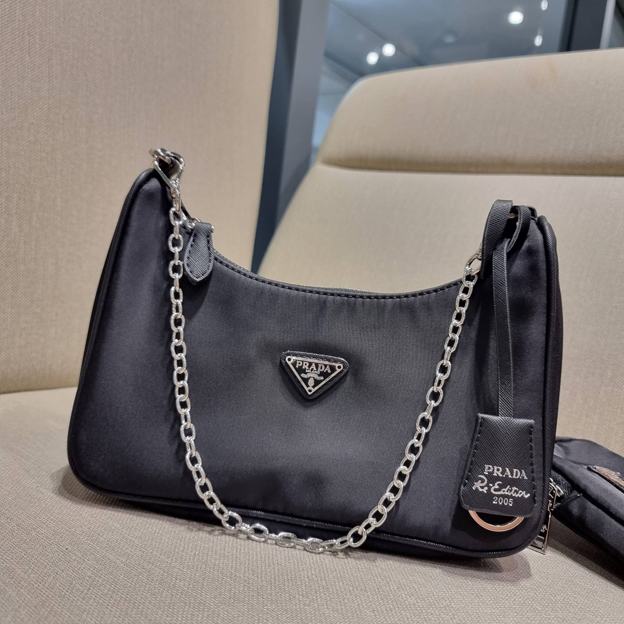 VIP 🥂 PRADA RE-EDITION 2005 RE-NYLON SHOULDER BAG ไอเท็มสุดปัง ที่ฮิตตลอดกาลไม่ว่าจะปีไหนๆ จัดให้ครบทั้งสีขายดีและสีใหม่ล่าสุด ที่สายคุณหนูห้ามพลาด!! กับกระเป๋าสะพายทรงคลาสสิค เหมาะเป็น everyday bag มากๆ วัสดุผ้าไนล่อนคุณภาพ พร้อมใบลูก ไว้ใส่เหรีย