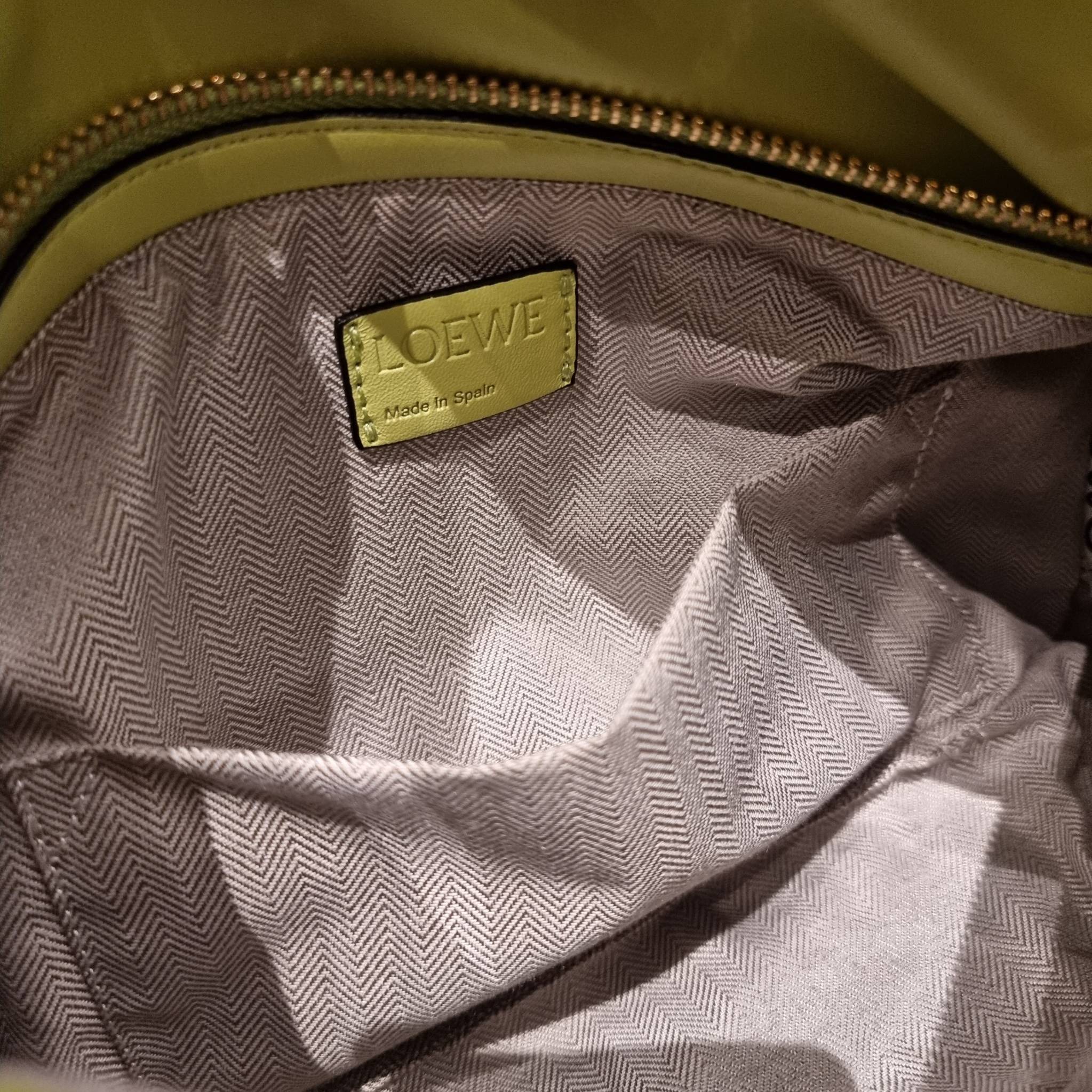 LOEWE PUZZLE HOBO BAG ใหม่ล่าสุด กับแบรนด์ที่มีดีไซน์โดดเด่นเป็นเอกลักษณ์ สวยหรูทุกรุ่นจริงๆ!! กระเป๋าสะพายโฮโบ ทรงสวย สไตล์พัซเซิลคลาสสิค วัสดุหนังวัวฟอกสี นิ่มมือ ฟินมาก!! เปิดใช้งานด้วยซิป ที่ภายในโล่งกว้าง ใส่ของสำคัญได้ครบไม่มีพลาด แบบสบายๆ มาพร้อมสา