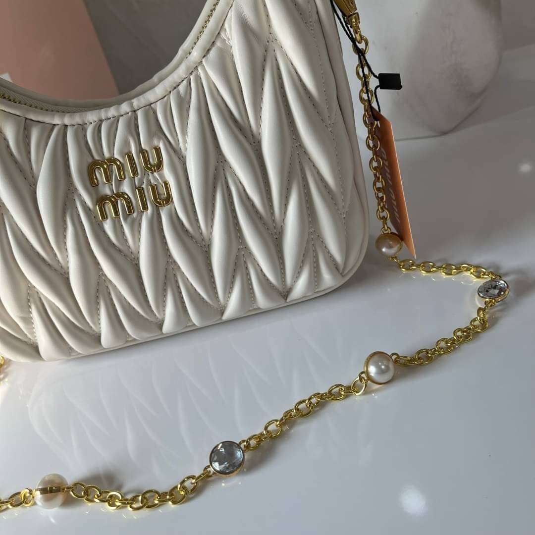 MIU MIU matelasse nappa leather shoulder bag กระเป๋าสะพายข้าง สายสะพายประดับไข่มุกและคริสตัล ให้ความละมุม ลุคคุณหนูน่ารักสุดๆคะ