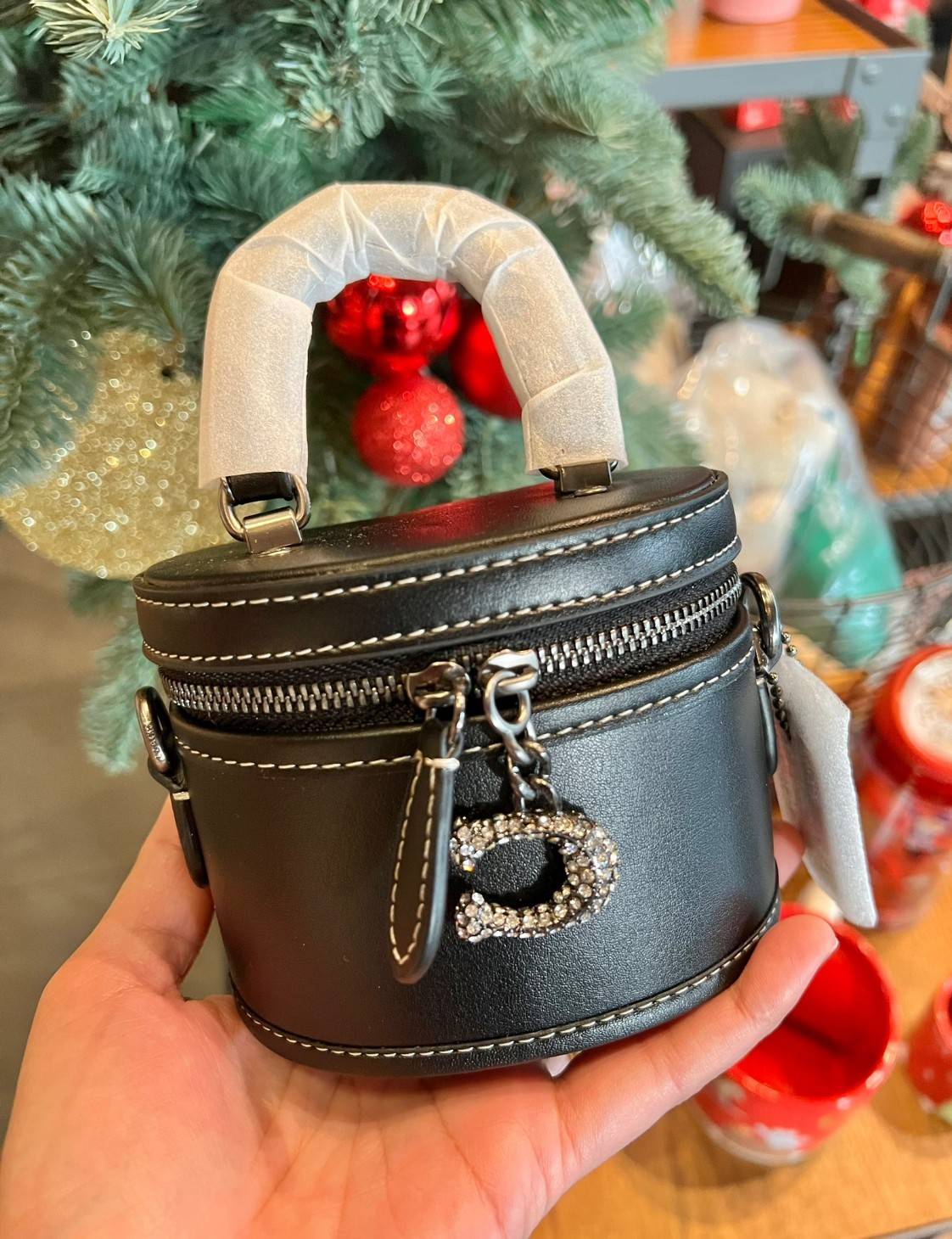 COACH TRAIL CROSSBODY 12 IN SIGNATURE CANVAS CE768 // CE769 มอบเป็นของขวัญปีนี้ รุ่นนี้ต้องเข้าแล้วล่ะคะ พร้อมส่งที่ไทยจำนวนจำกัด! ได้ล๊อตเปิดตัวราคาดีสุดมาค่ะ🎁มอบทันใช้ในช่วงเทศกาลปีใหม่นี้กันค่าา สวยไร้ที่ติ ✔️กระเป๋าใส่ของจำเป็นจุกจิก หน