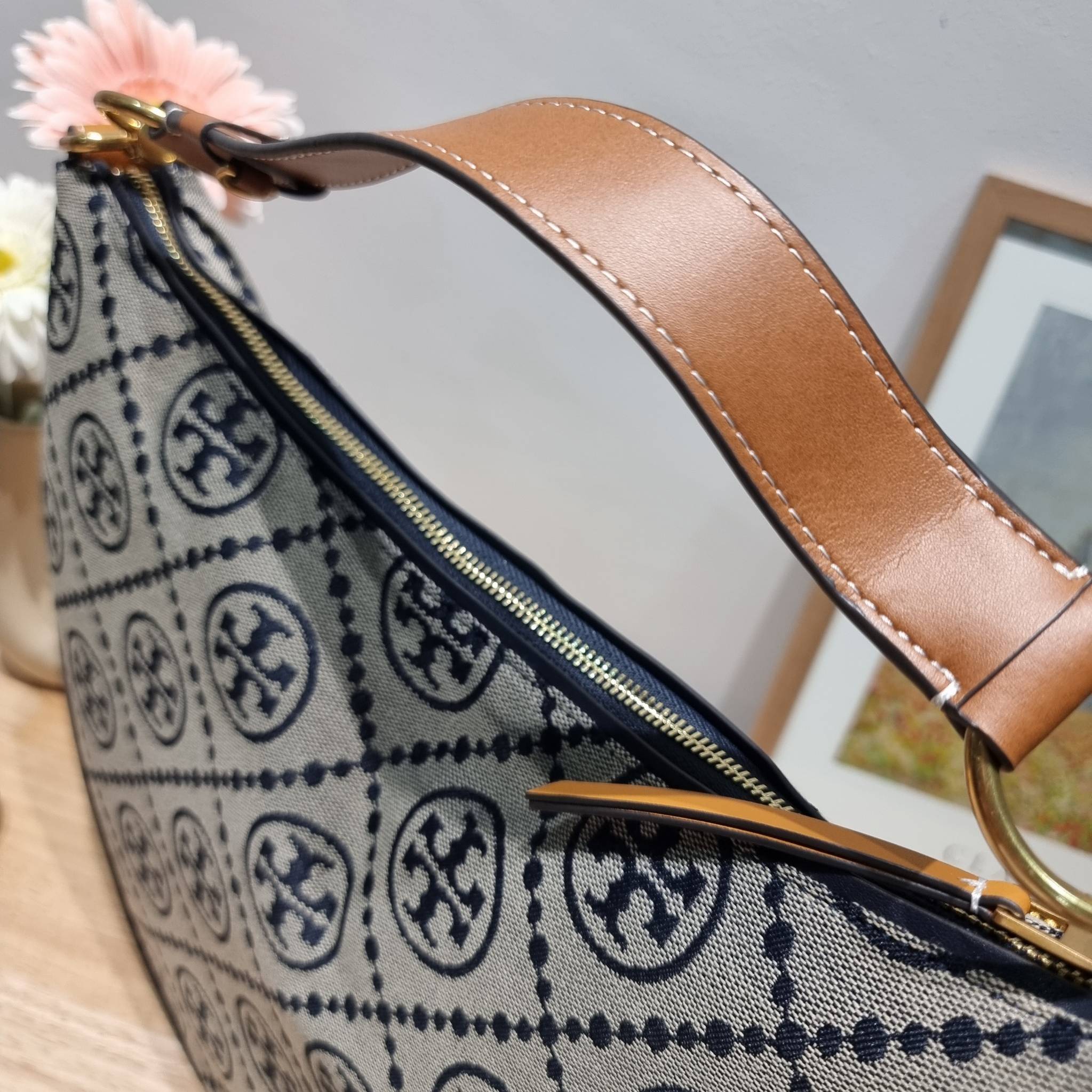 ใบใหญ่ 35cm Tory Burch T Monogram Medium Crescent Bag / TORY BURCH T MONOGRAM JACQUARD CRESCENT BAG ไซส์ใหญ่กับไอเท็มสุดร้อนแรง เซเลปรีวิวเยอะมาก!! สาวๆตามหากันไปอีก กระเป๋าทรง half moon ที่ดีไซน์บนผ้า jacquard ลวดลายซิกเนเจอร์ เรียบหรู ผู้ดีมากแม่!