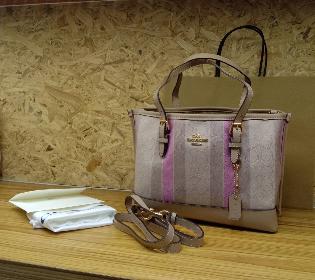 COACH Mollie Tote 25 In Signature Jacquard With Stripes พร้อมส่งที่ไทย ภาพสินค้าถ่ายจากงานขายจริง ใช้งานต่างประเทศได้