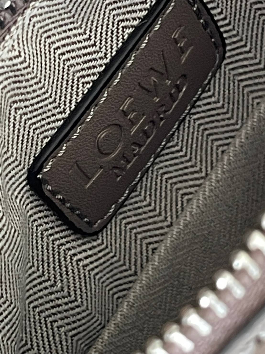 Loewe Puzzle Bag In Classic กระเป๋าทรง Puzzle นี้ออกแบบโดย Jonathan Anderson โดยได้รับแรงบันดาลใจในการออกแบบมาจากรูปทรงของลูกรักบี้ ดังนั้น จึงจะเห็นได้ว่าการตัดเย็บและรูปทรงของกระเป๋านั้นคล้ายคลึงกับลูกรักบี้ รูปทรงดูมินิมอลไม่ทิ้งคอนเซ็ปต์ของแบรนด์ สามา